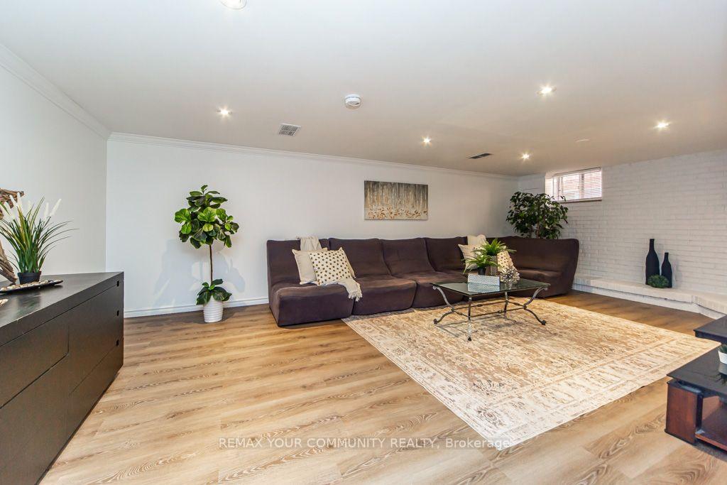 Photo 23 of 66 Decarie Circle, Etobicoke, Eringate-Centennial-West Deane — HOMEH