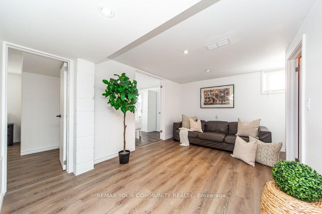 Photo 24 of 66 Decarie Circle, Etobicoke, Eringate-Centennial-West Deane — HOMEH