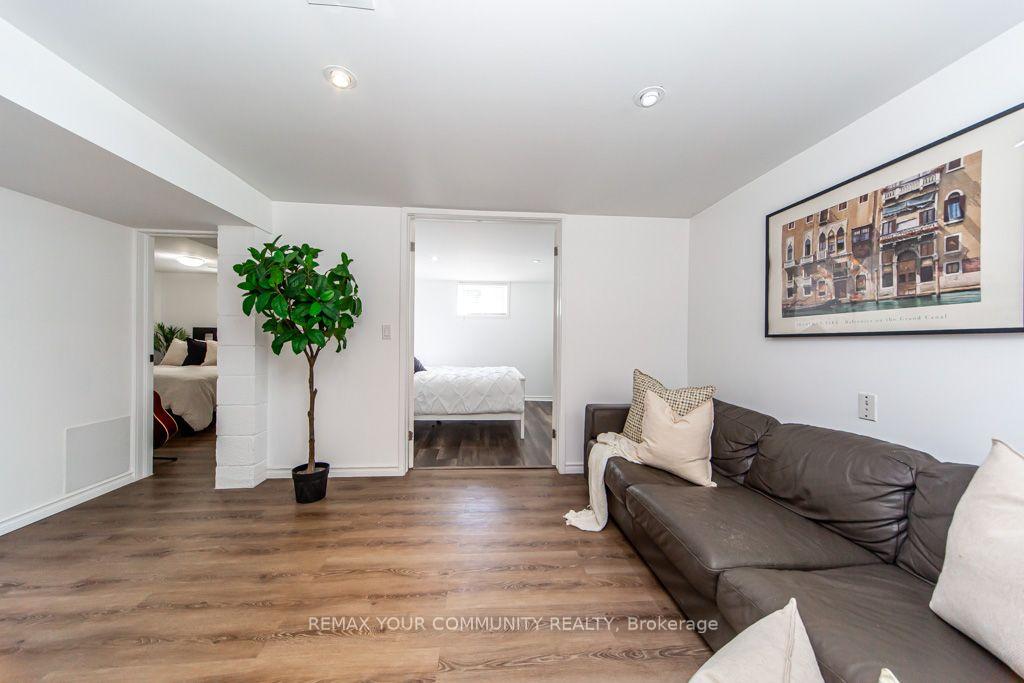Photo 25 of 66 Decarie Circle, Etobicoke, Eringate-Centennial-West Deane — HOMEH