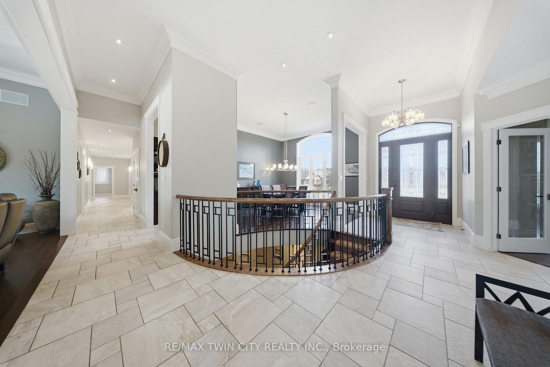 Photo 5 of 29 Wallace Court, Brantford — HOMEH