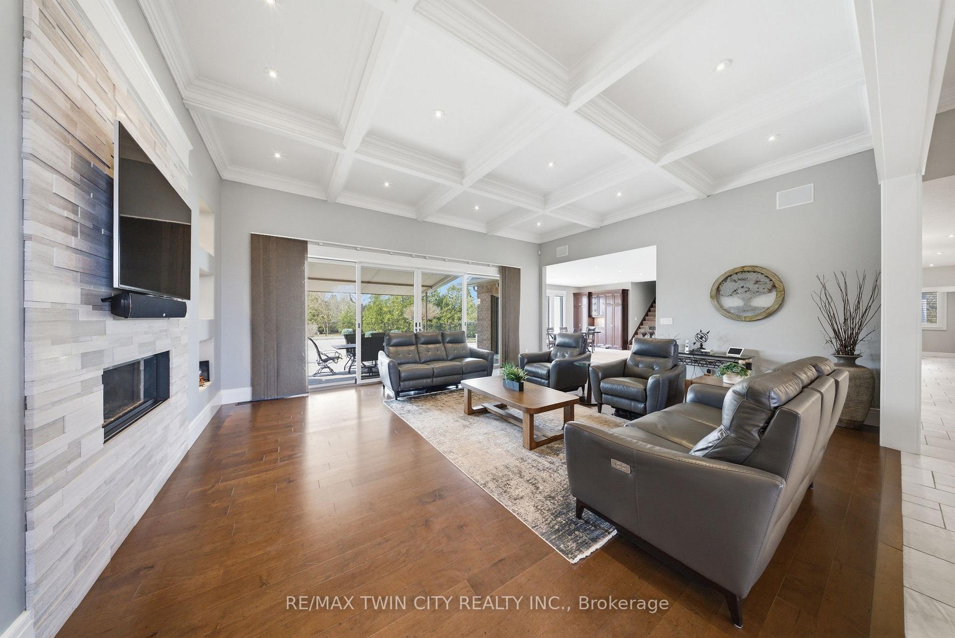 Photo 6 of 29 Wallace Court, Brantford — HOMEH