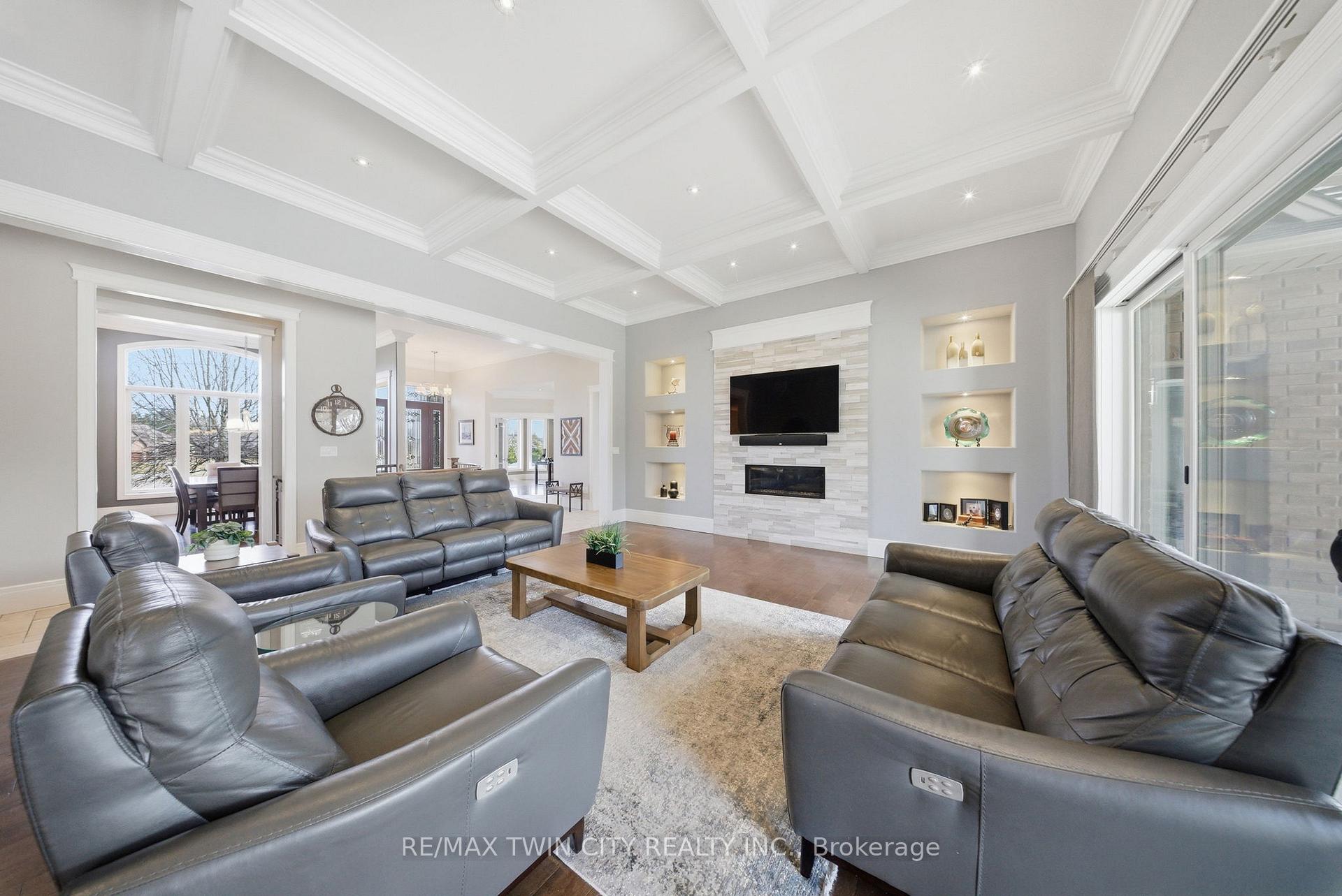 Photo 8 of 29 Wallace Court, Brantford — HOMEH