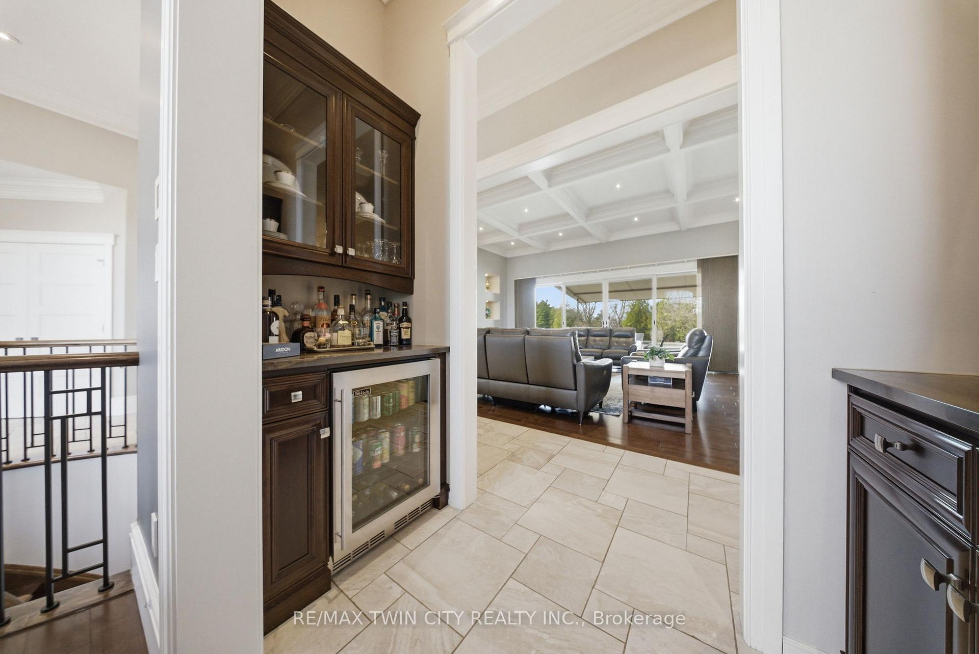 Photo 10 of 29 Wallace Court, Brantford — HOMEH