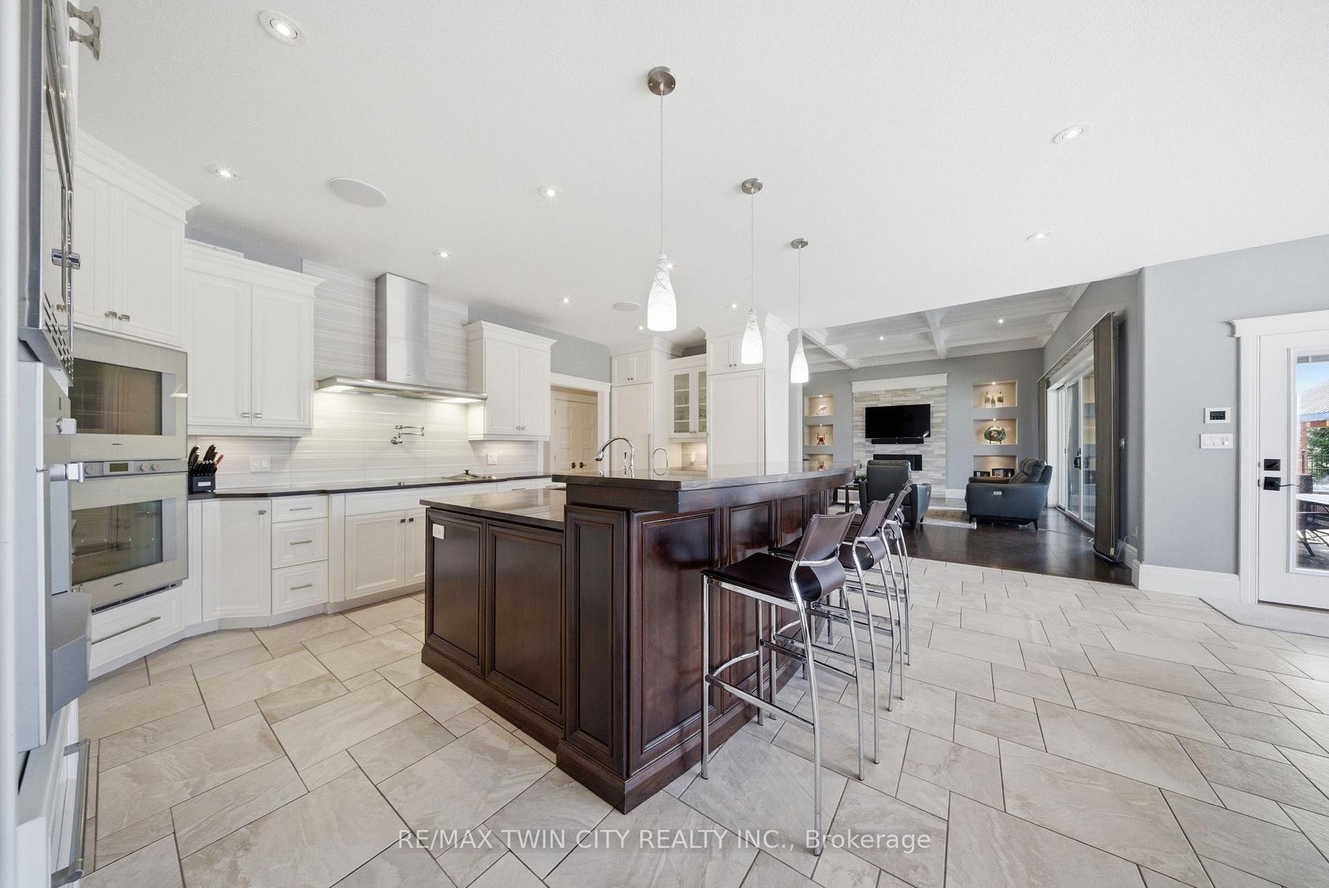 Photo 11 of 29 Wallace Court, Brantford — HOMEH