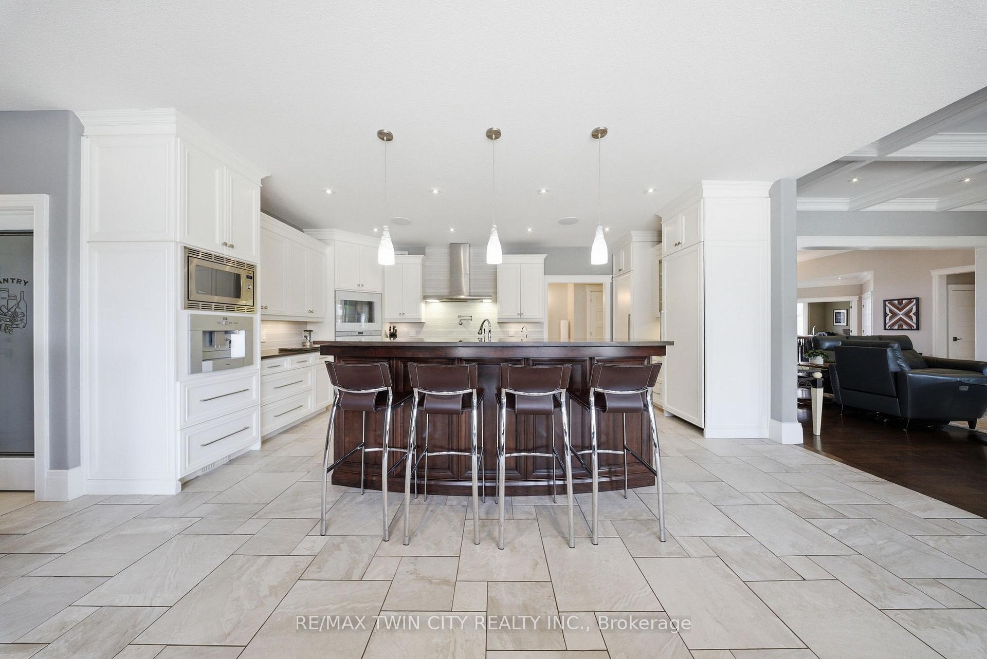 Photo 12 of 29 Wallace Court, Brantford — HOMEH