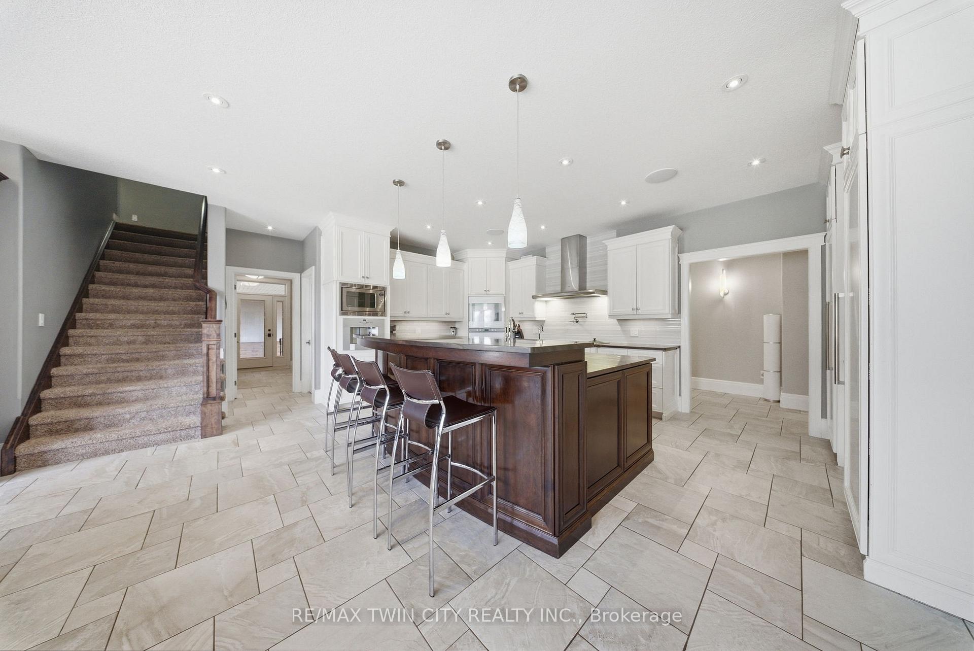 Photo 13 of 29 Wallace Court, Brantford — HOMEH