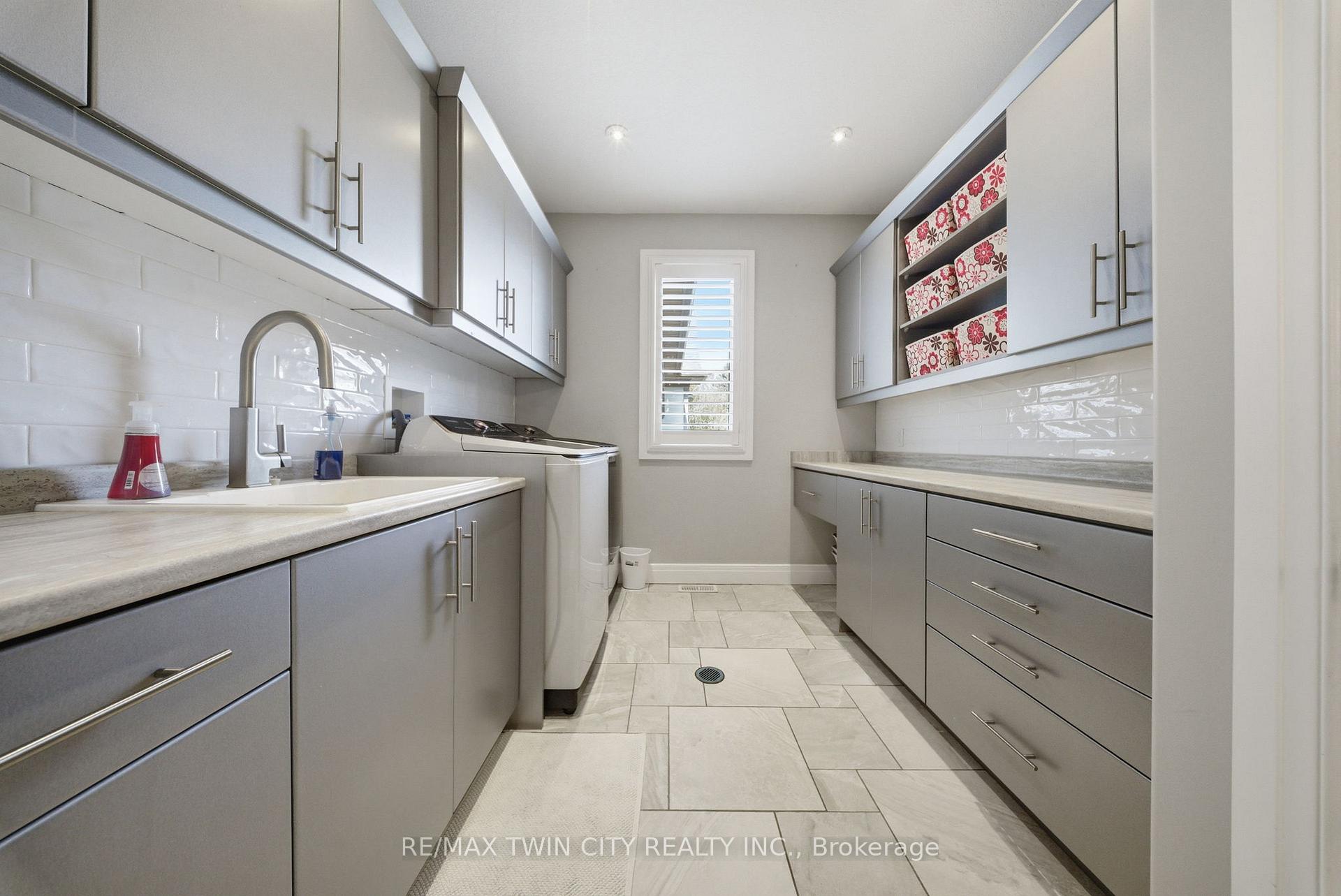 Photo 26 of 29 Wallace Court, Brantford — HOMEH