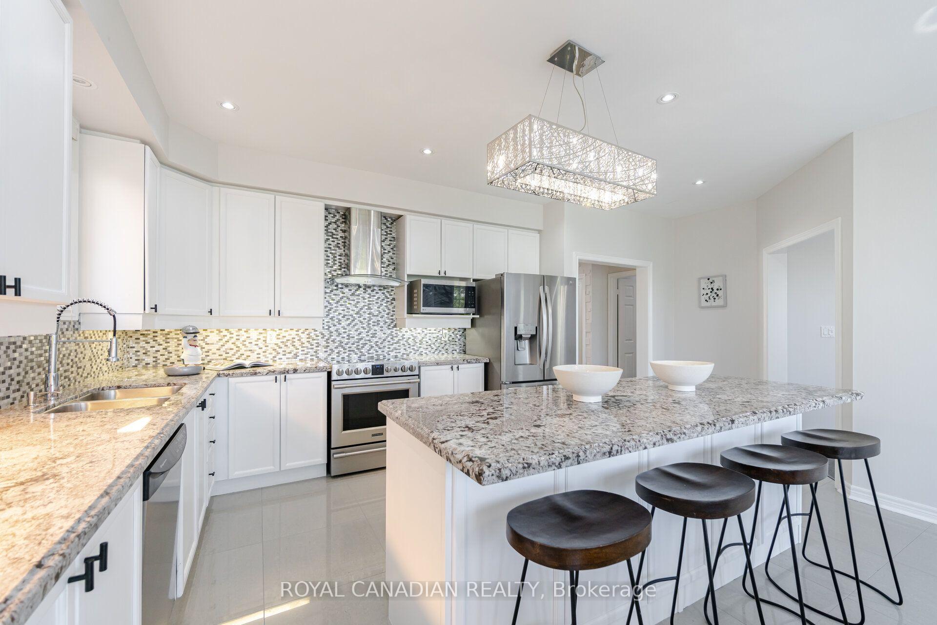 Photo 11 of 33 Rubysilver Drive, Brampton, Vales of Castlemore — HOMEH