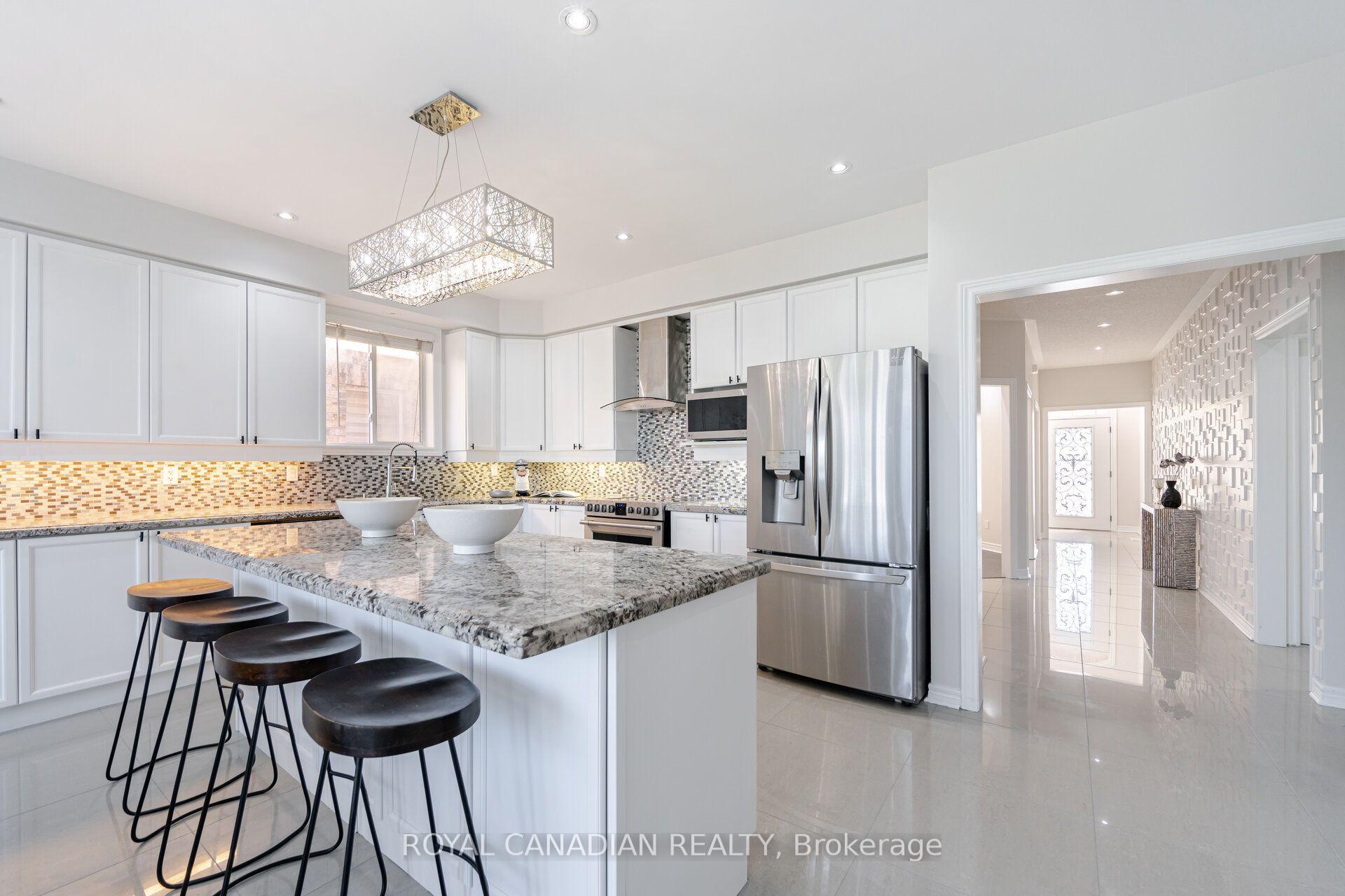Photo 12 of 33 Rubysilver Drive, Brampton, Vales of Castlemore — HOMEH