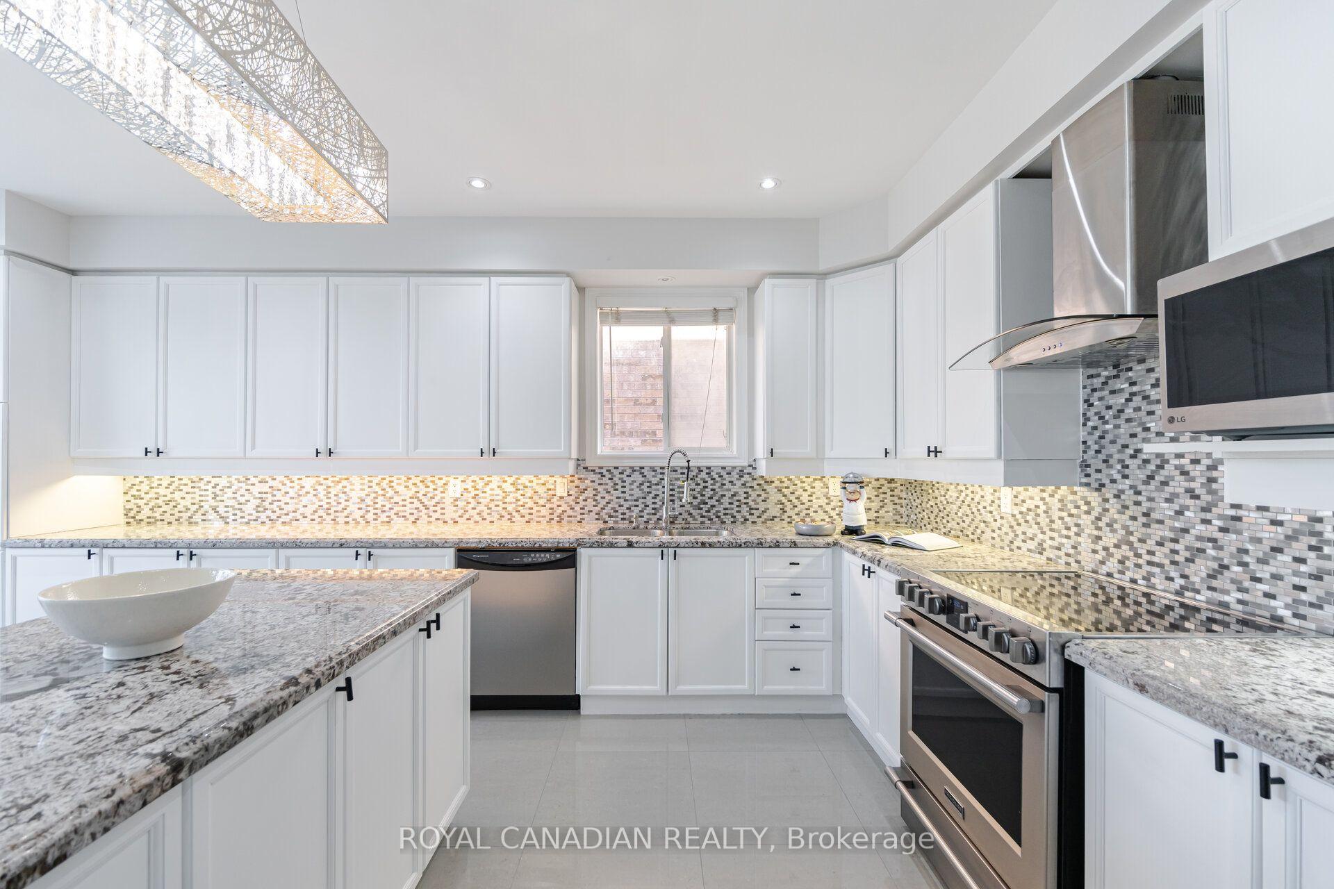 Photo 13 of 33 Rubysilver Drive, Brampton, Vales of Castlemore — HOMEH