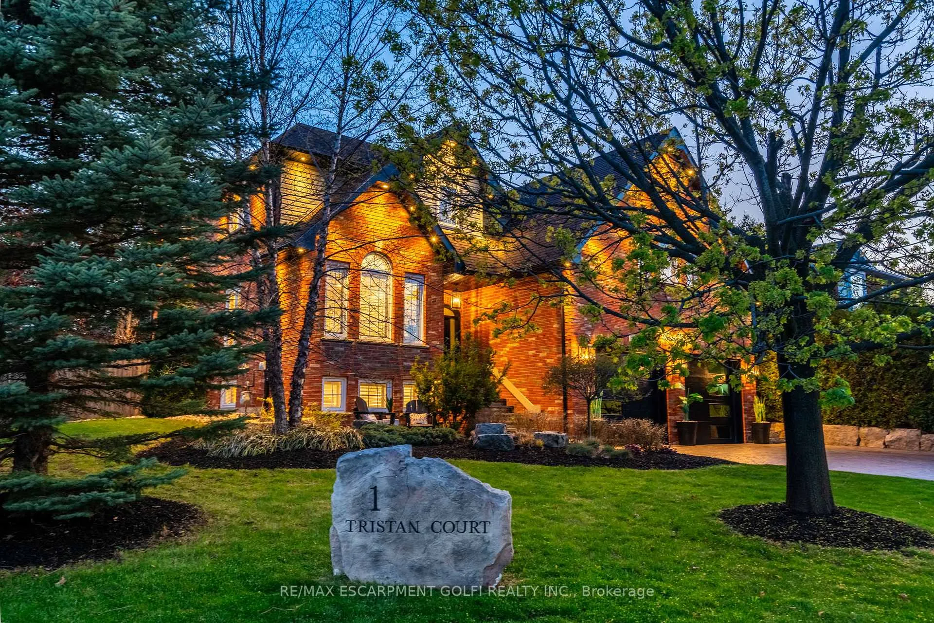 Photo 2 of 1 Tristan Court, Hamilton, Waterdown — HOMEH