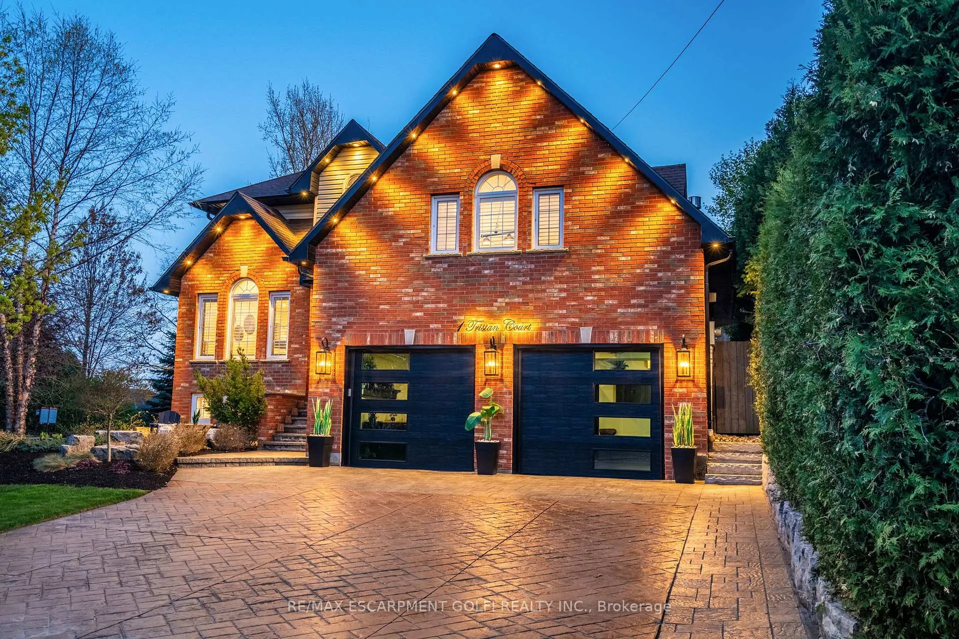 Photo 3 of 1 Tristan Court, Hamilton, Waterdown — HOMEH