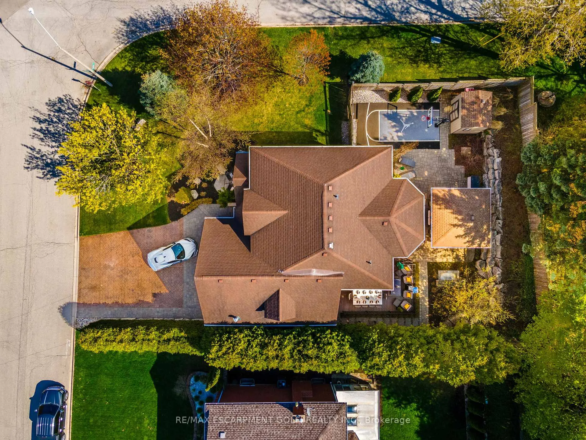 Photo 4 of 1 Tristan Court, Hamilton, Waterdown — HOMEH