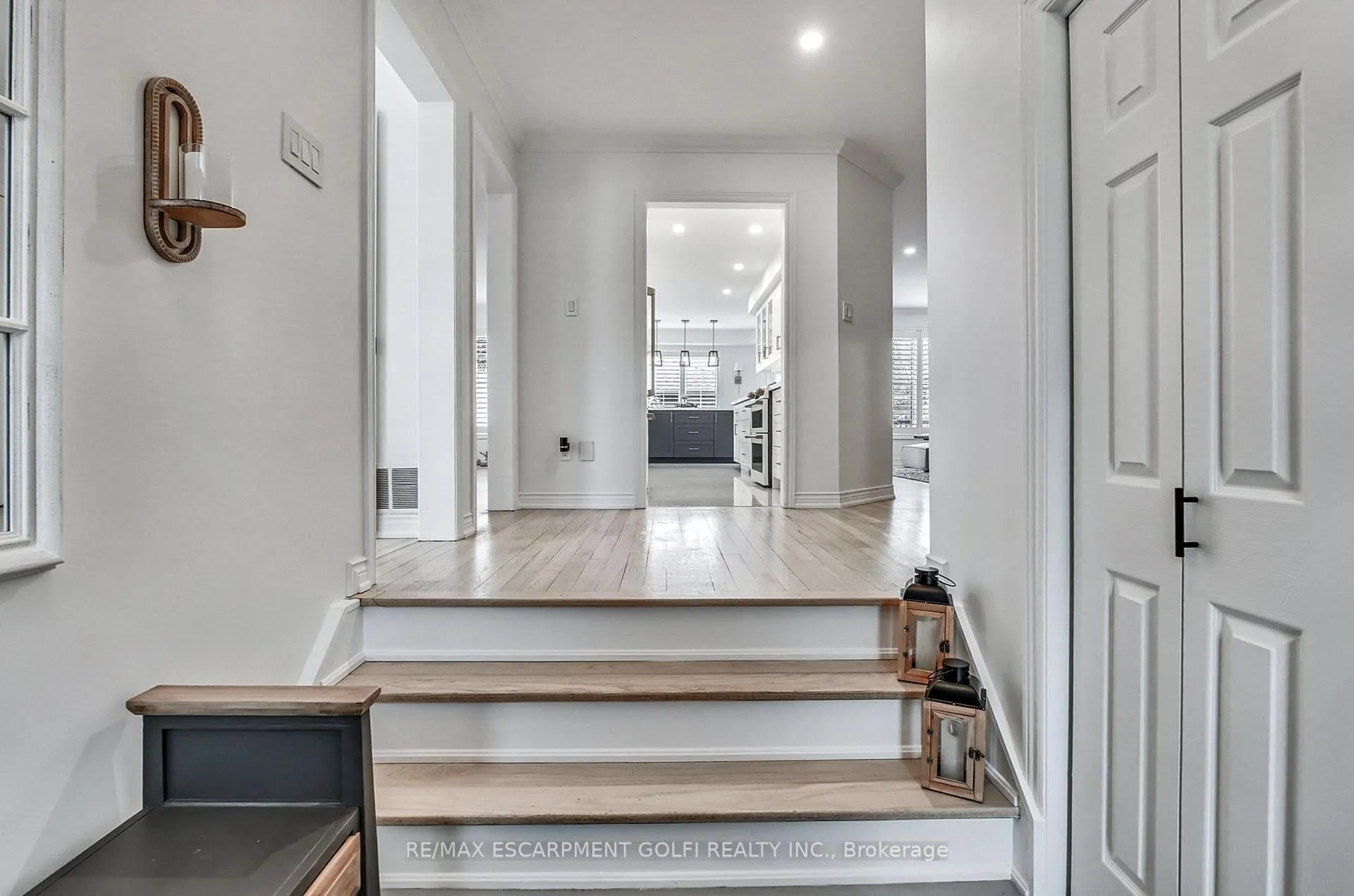 Photo 5 of 1 Tristan Court, Hamilton, Waterdown — HOMEH