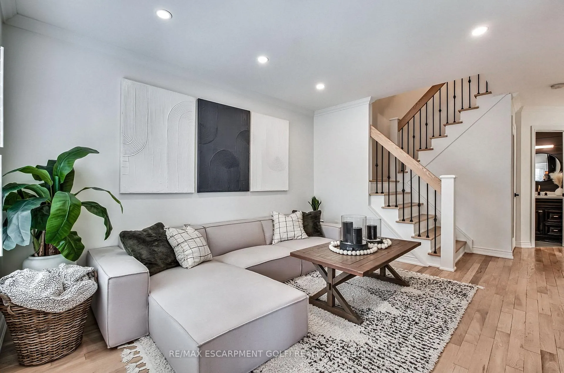 Photo 6 of 1 Tristan Court, Hamilton, Waterdown — HOMEH