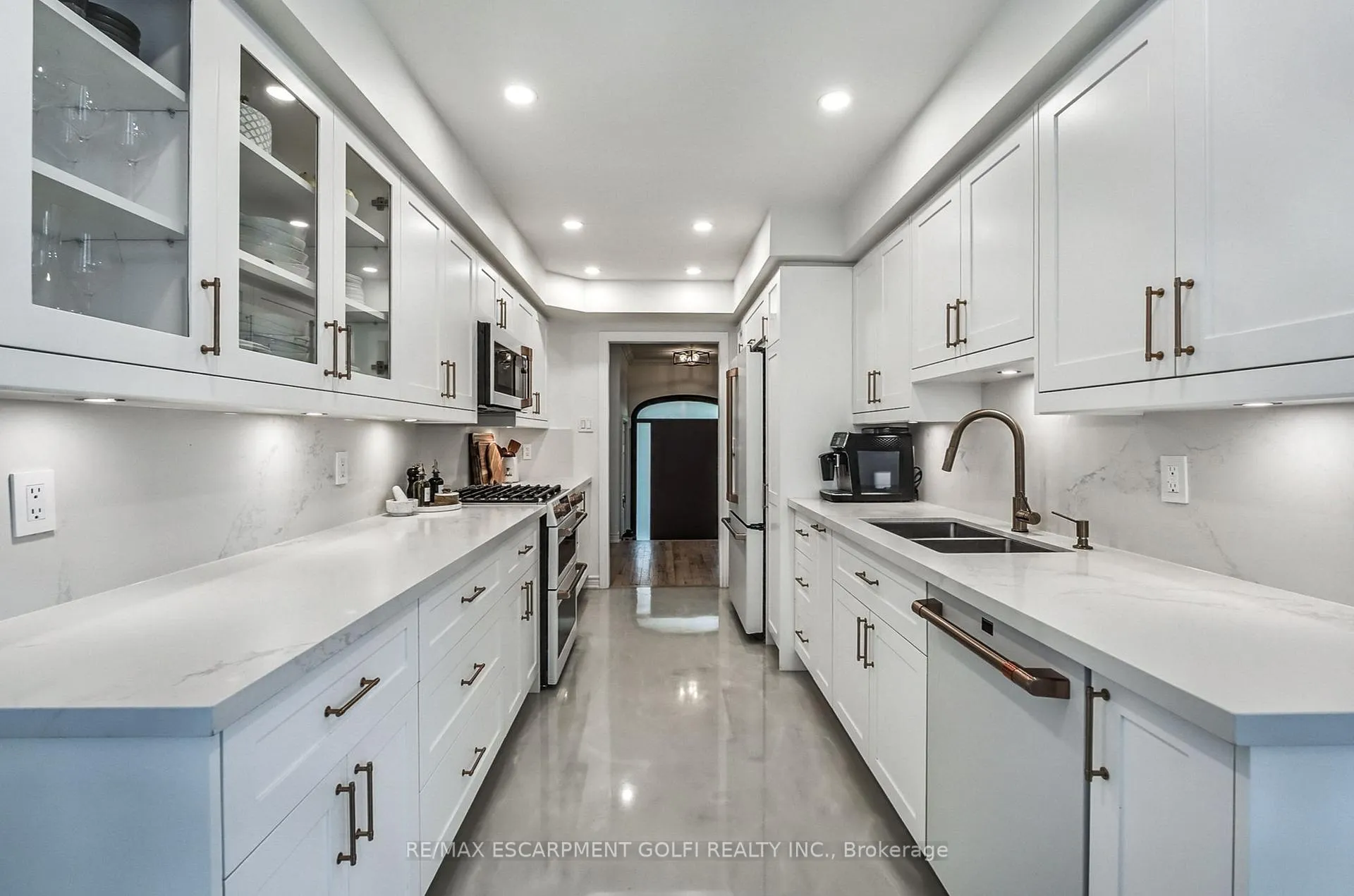 Photo 9 of 1 Tristan Court, Hamilton, Waterdown — HOMEH