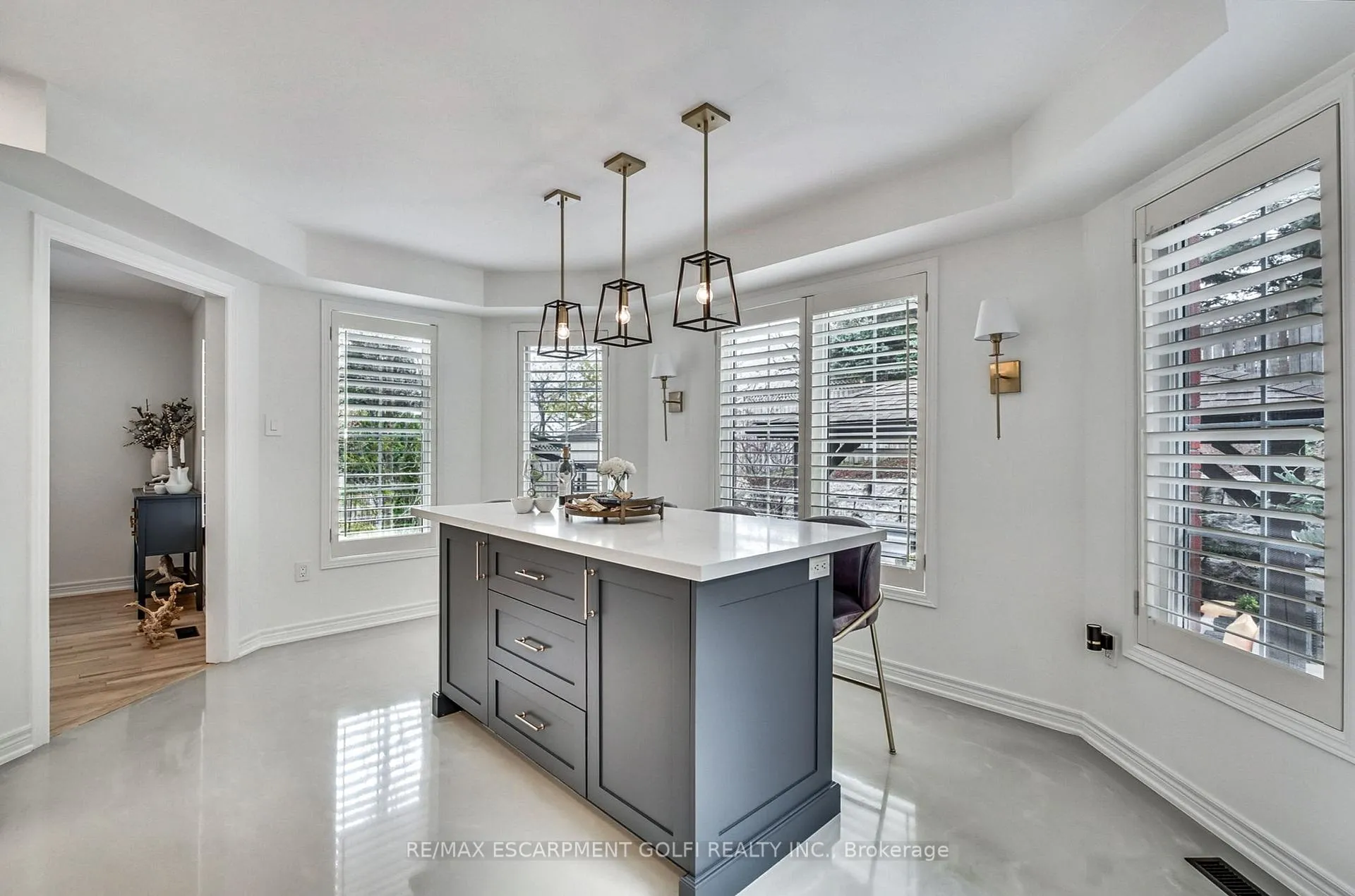 Photo 10 of 1 Tristan Court, Hamilton, Waterdown — HOMEH