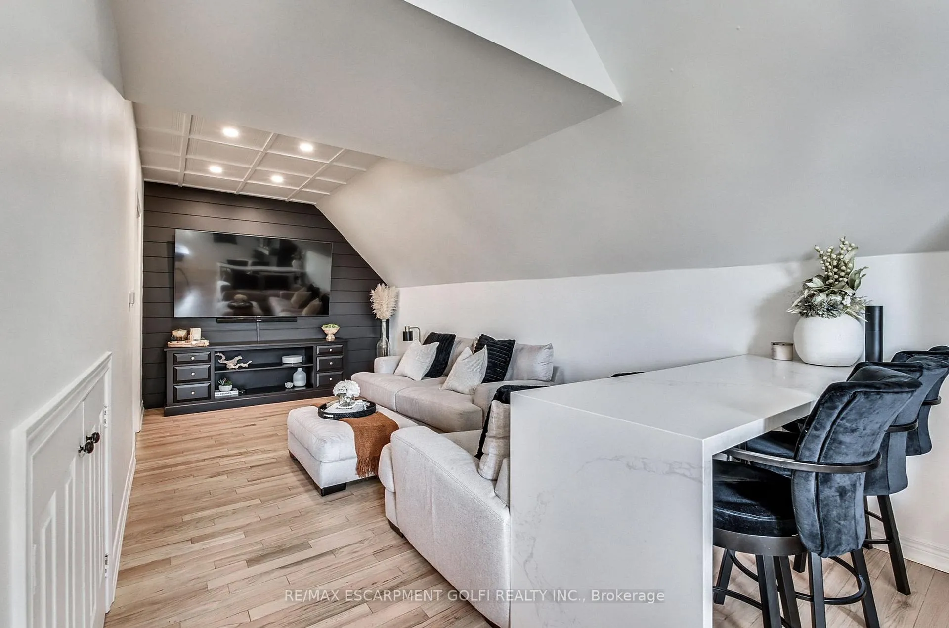 Photo 16 of 1 Tristan Court, Hamilton, Waterdown — HOMEH