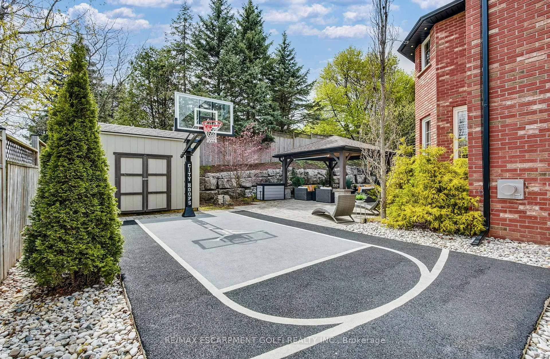 Photo 36 of 1 Tristan Court, Hamilton, Waterdown — HOMEH