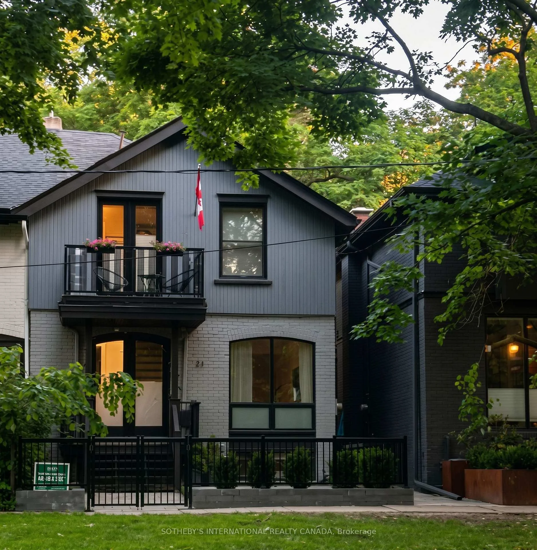 Photo 2 of 21 Hillcrest Parkway, Toronto, Cabbagetown-South St. James Town — HOMEH