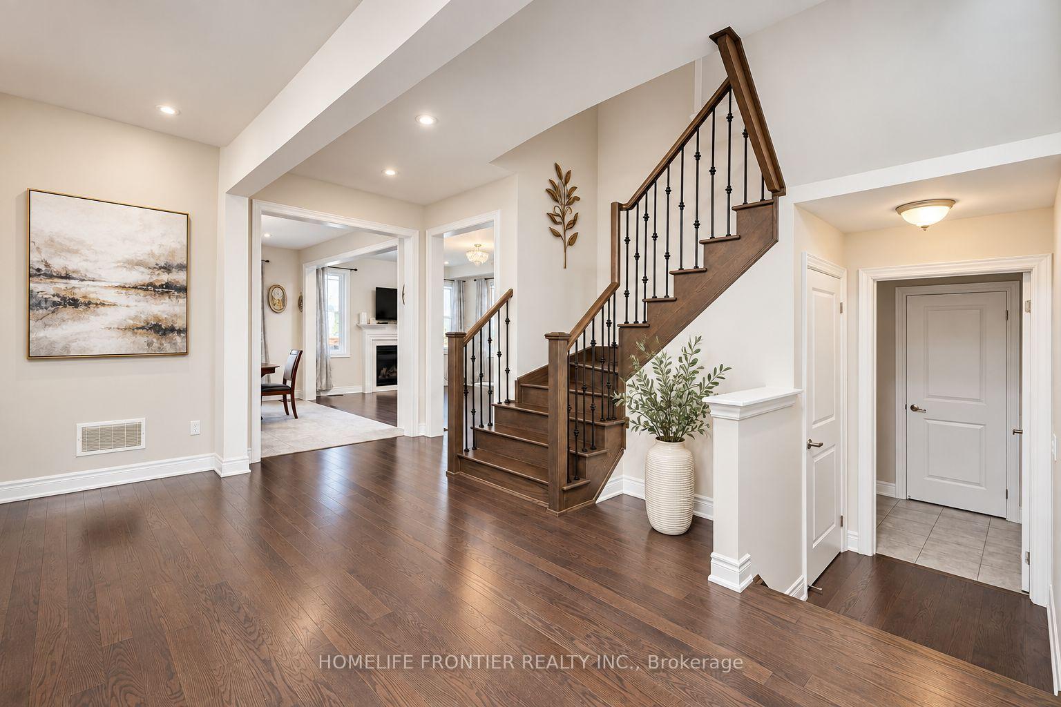 Photo 2 of 135 Ross Vennare Crescent, Vaughan, Kleinburg — HOMEH