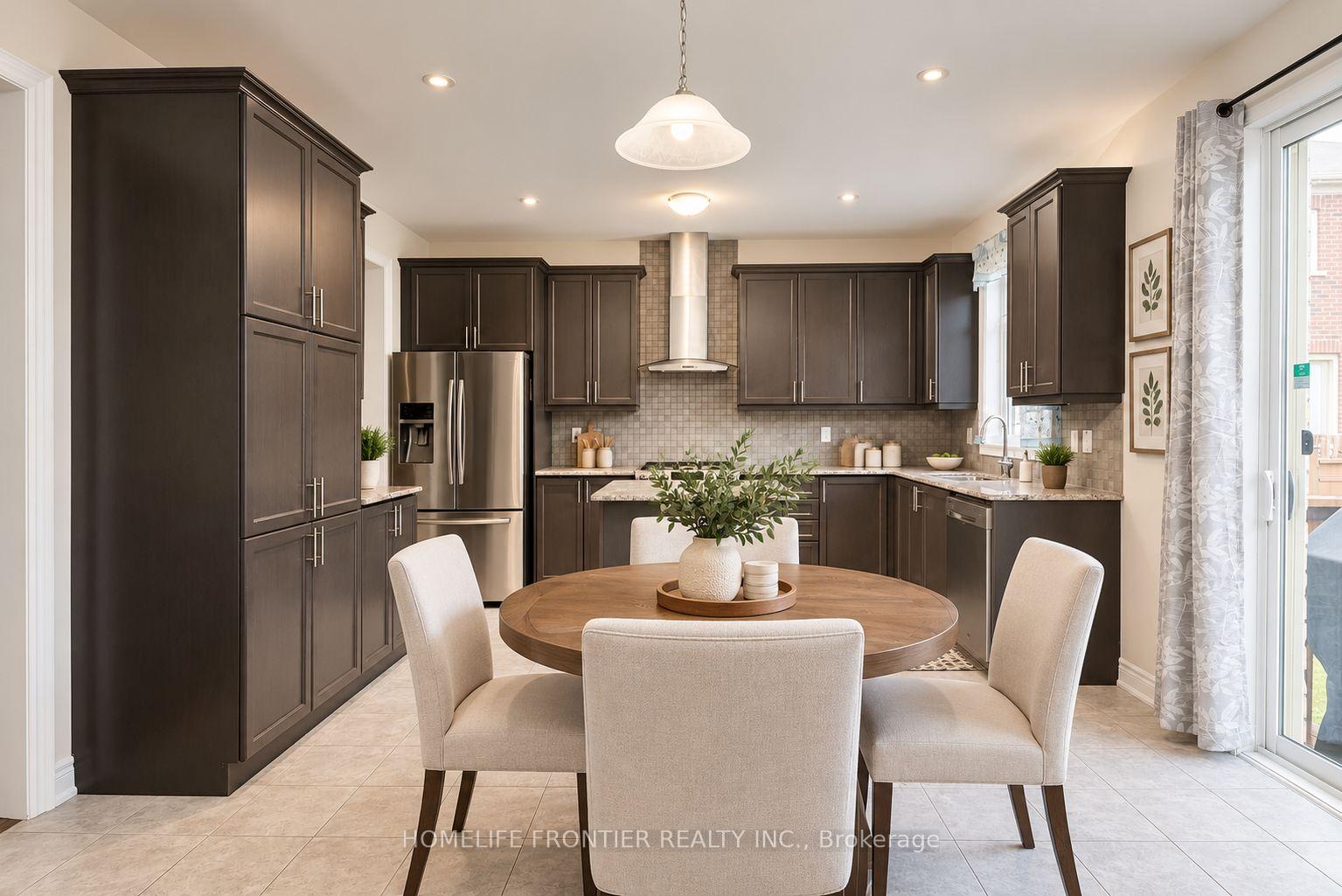 Photo 7 of 135 Ross Vennare Crescent, Vaughan, Kleinburg — HOMEH