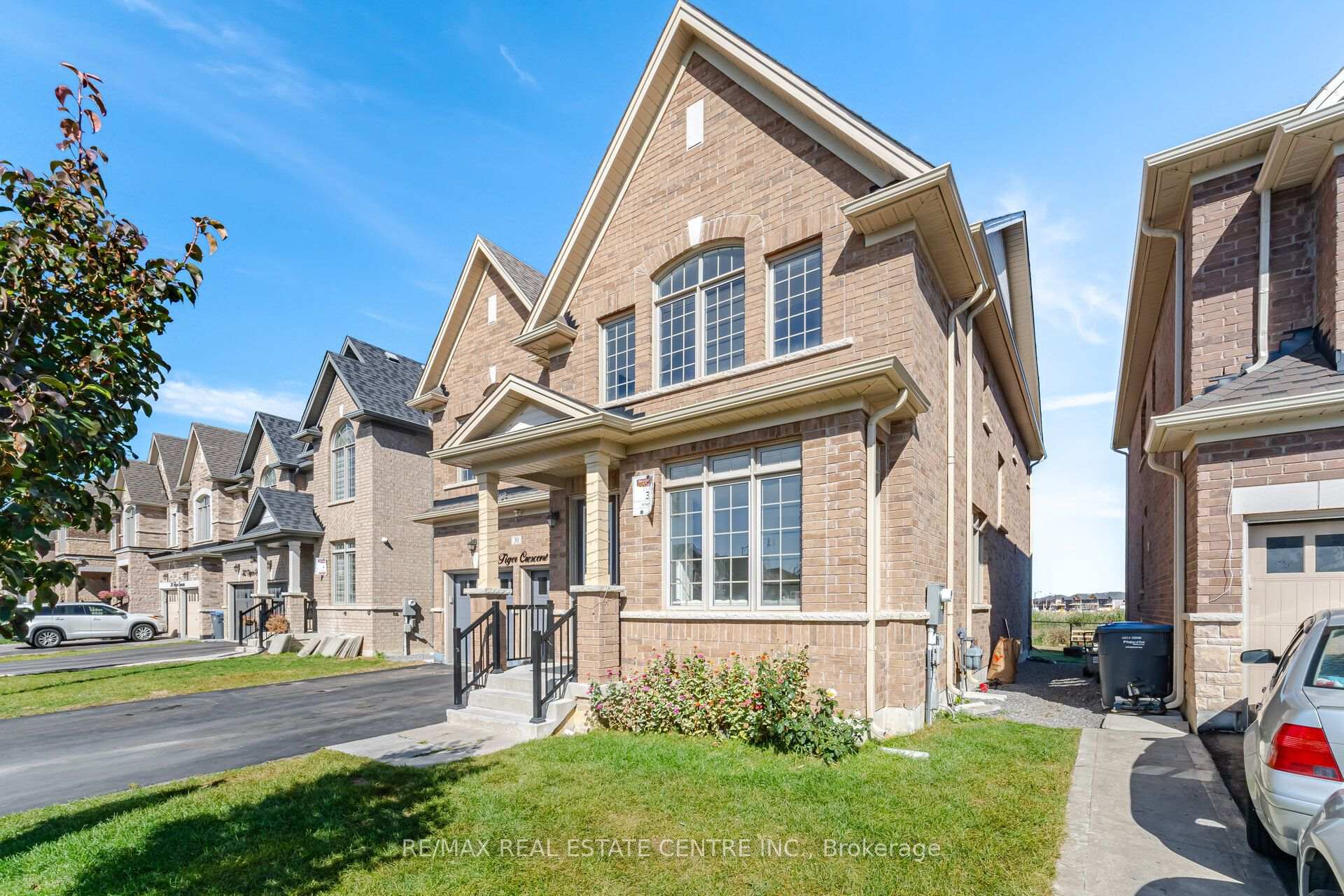 Photo 3 of 30 Tiger Crescent, Brampton, Sandringham-Wellington North — HOMEH
