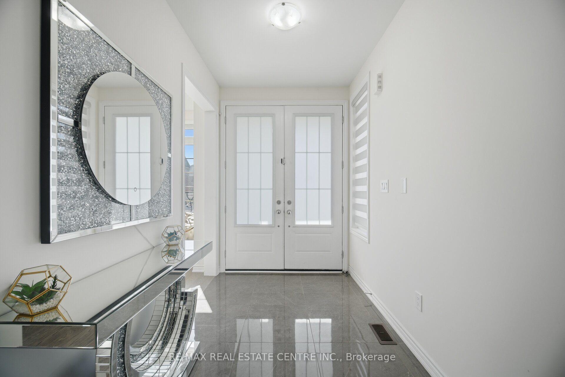 Photo 5 of 30 Tiger Crescent, Brampton, Sandringham-Wellington North — HOMEH