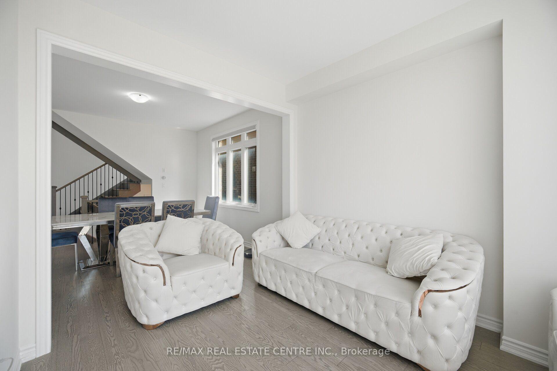 Photo 8 of 30 Tiger Crescent, Brampton, Sandringham-Wellington North — HOMEH