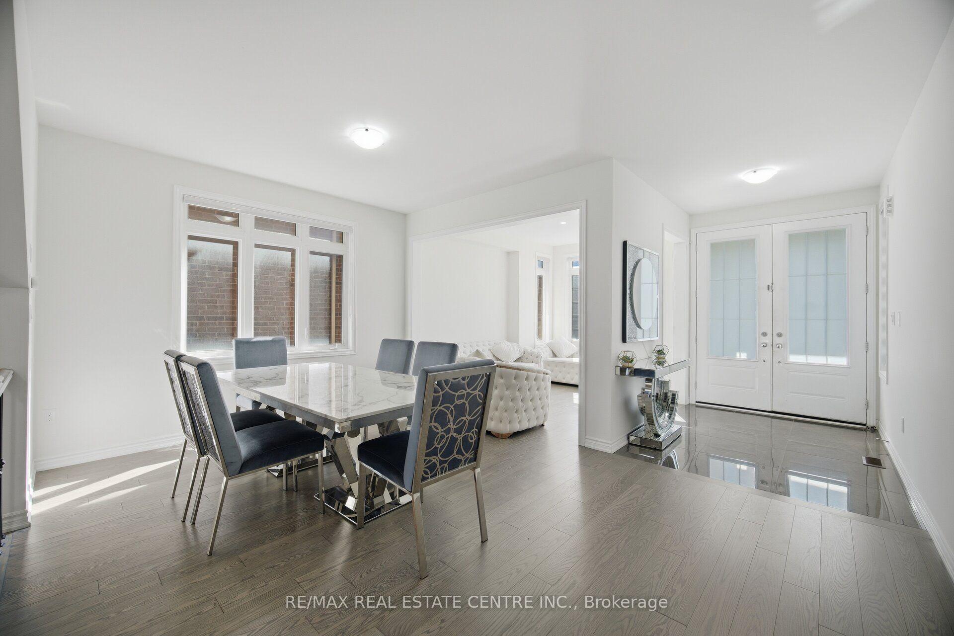 Photo 11 of 30 Tiger Crescent, Brampton, Sandringham-Wellington North — HOMEH