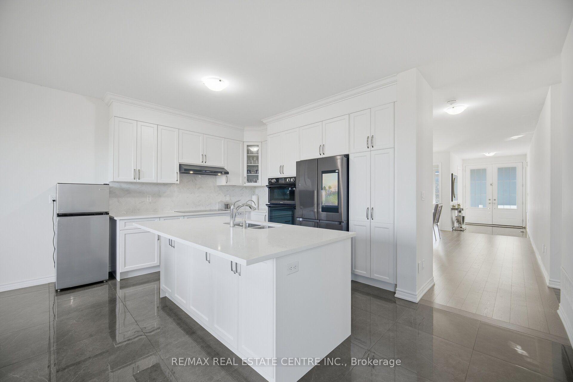 Photo 13 of 30 Tiger Crescent, Brampton, Sandringham-Wellington North — HOMEH