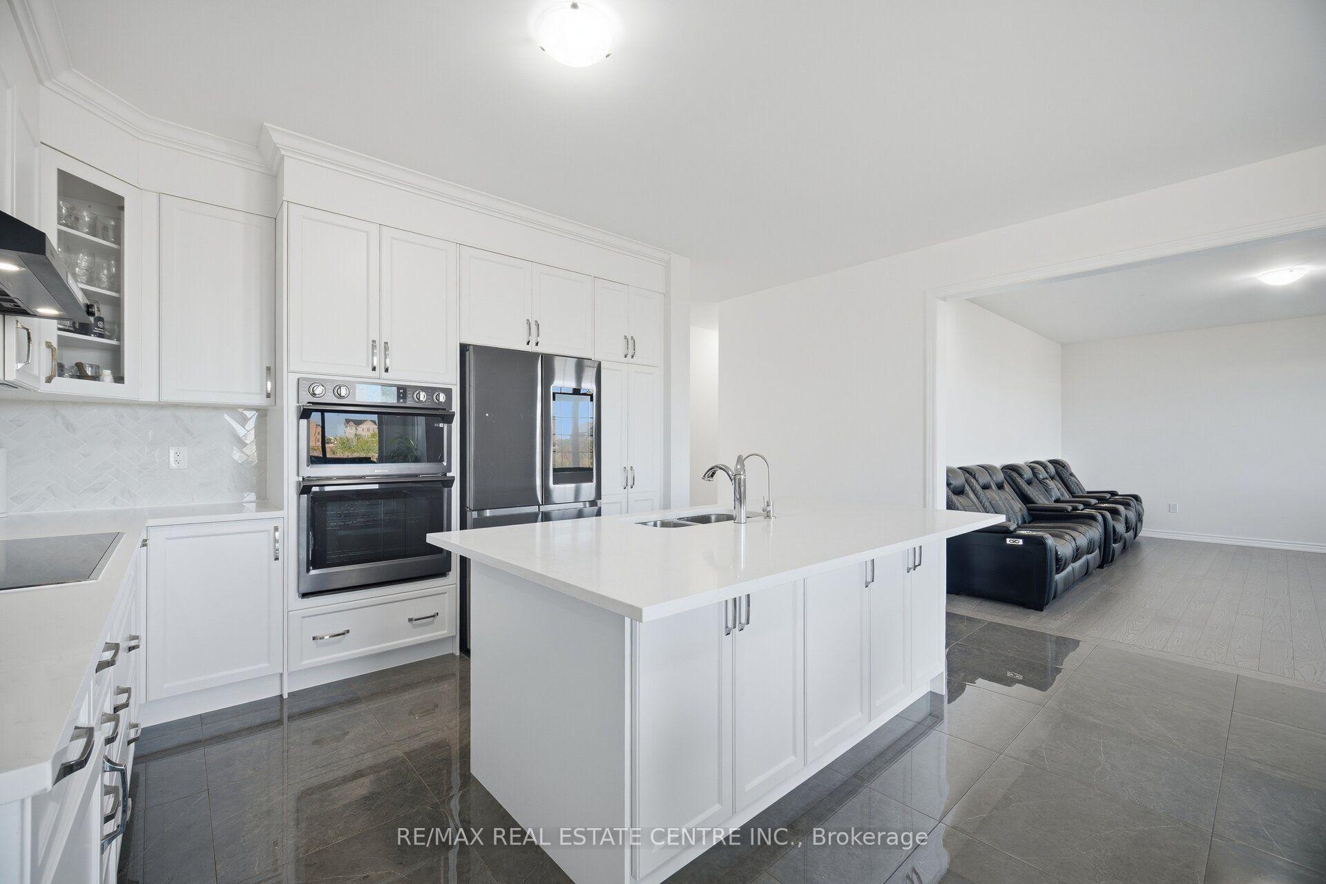 Photo 14 of 30 Tiger Crescent, Brampton, Sandringham-Wellington North — HOMEH