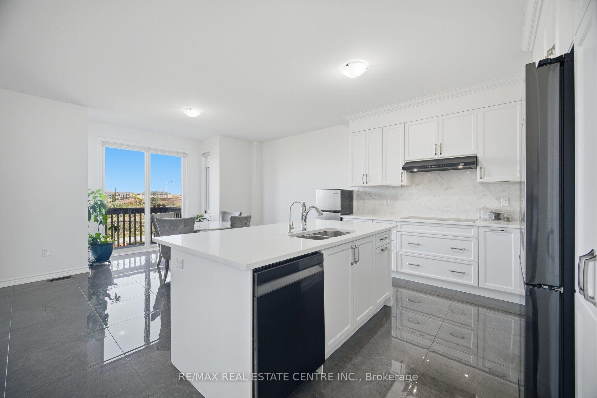 Photo 16 of 30 Tiger Crescent, Brampton, Sandringham-Wellington North — HOMEH