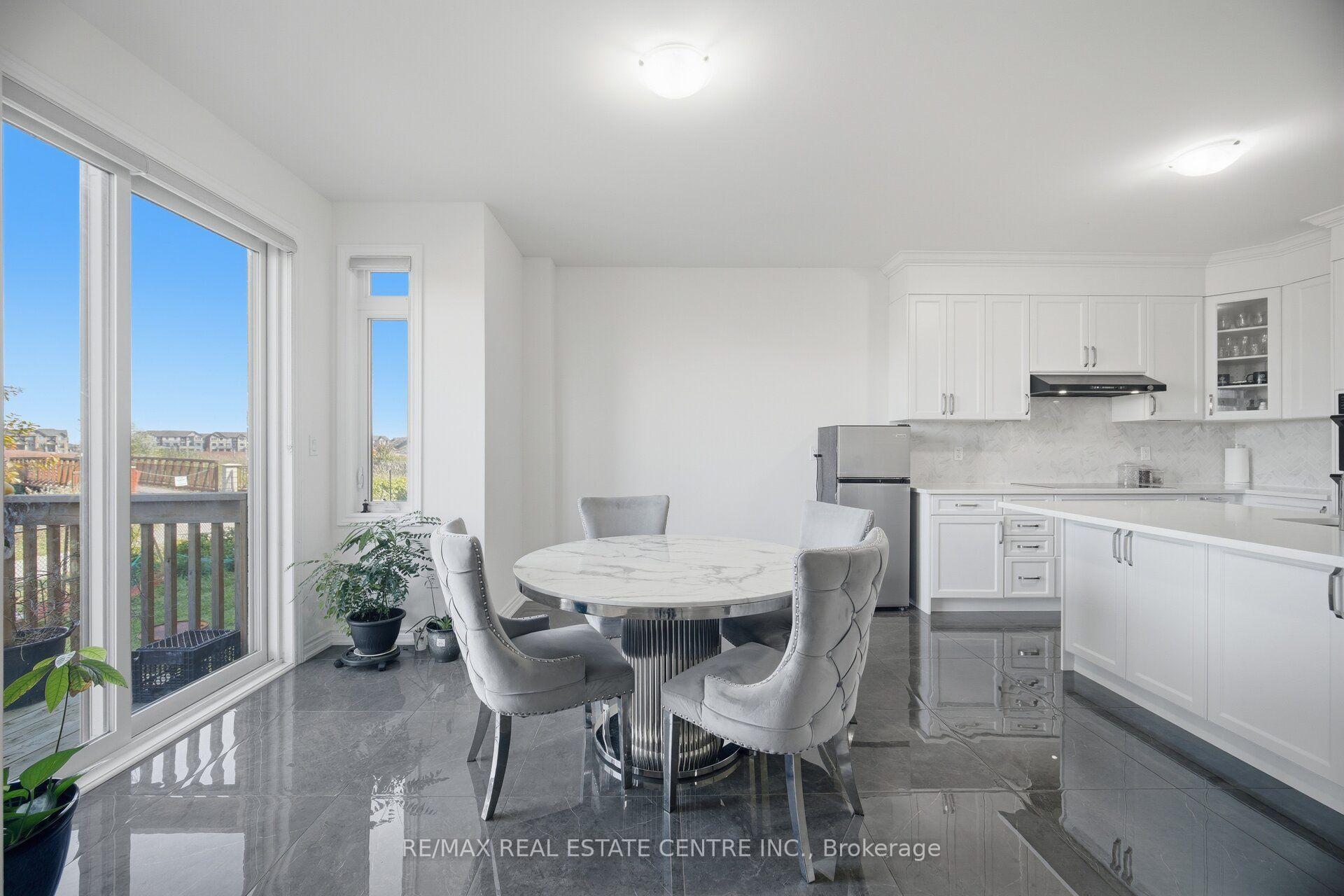 Photo 17 of 30 Tiger Crescent, Brampton, Sandringham-Wellington North — HOMEH