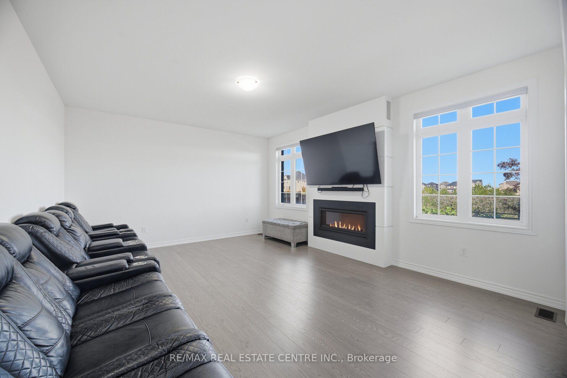 Photo 18 of 30 Tiger Crescent, Brampton, Sandringham-Wellington North — HOMEH