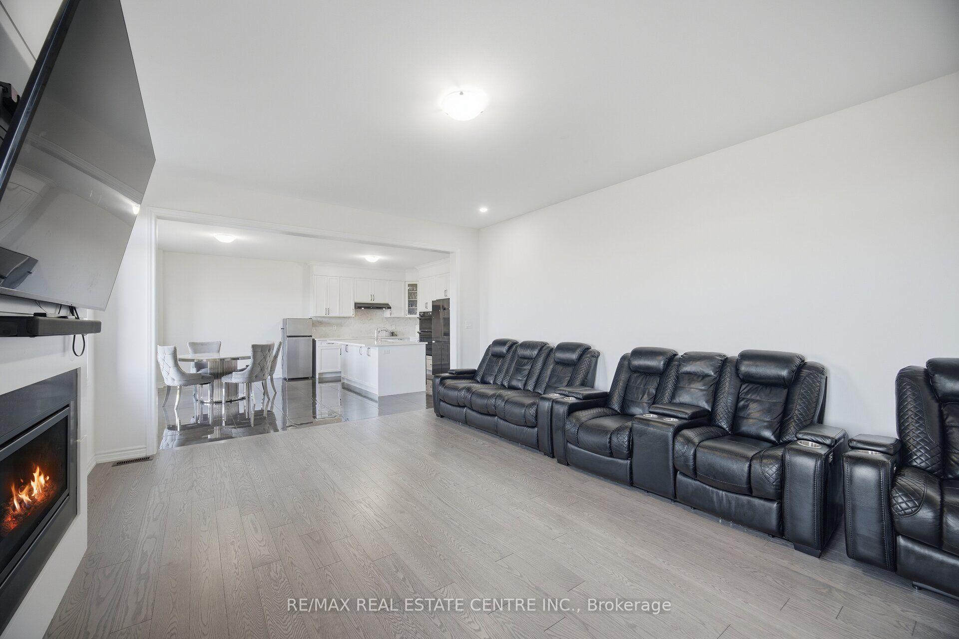 Photo 20 of 30 Tiger Crescent, Brampton, Sandringham-Wellington North — HOMEH
