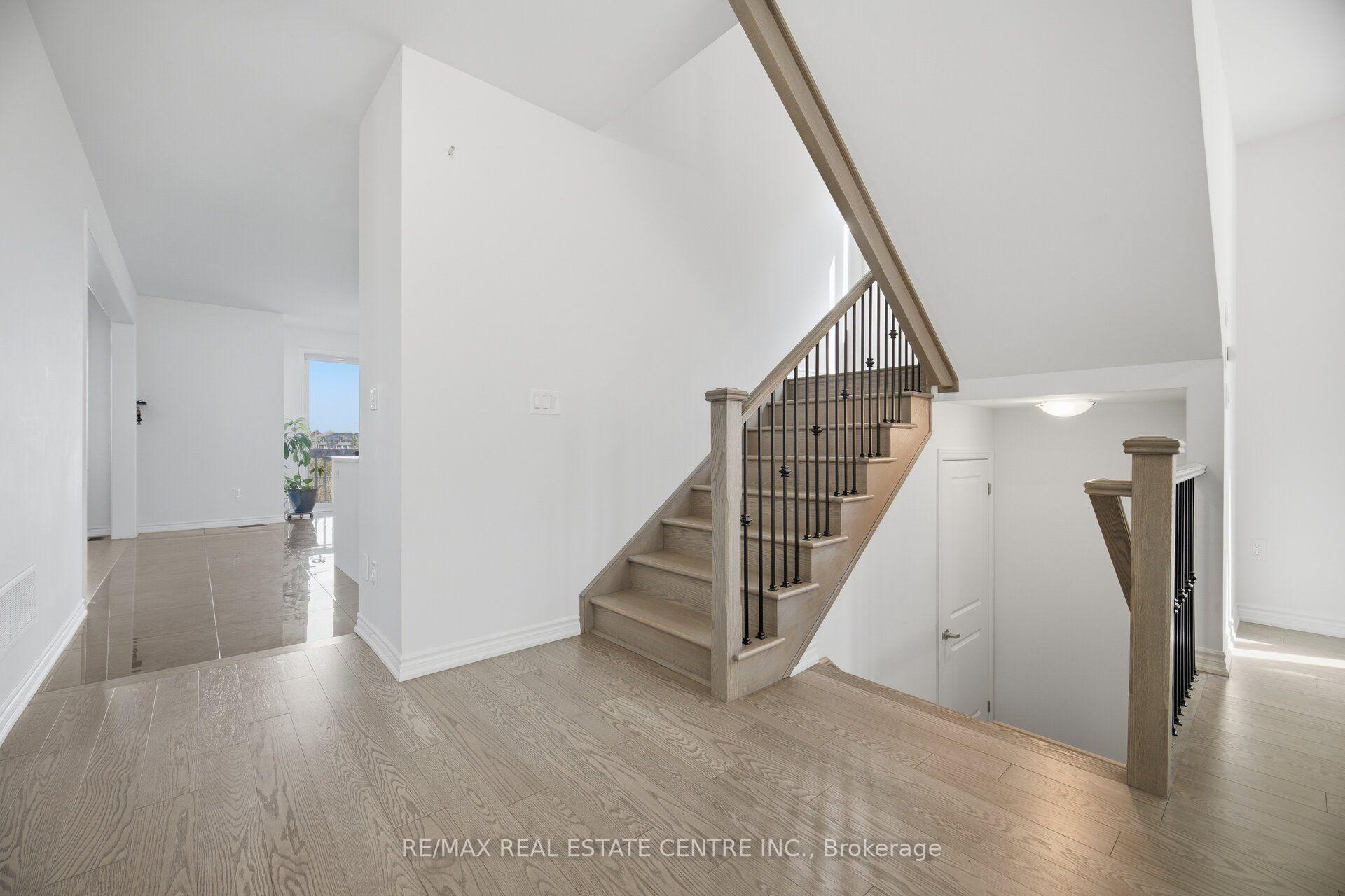 Photo 22 of 30 Tiger Crescent, Brampton, Sandringham-Wellington North — HOMEH