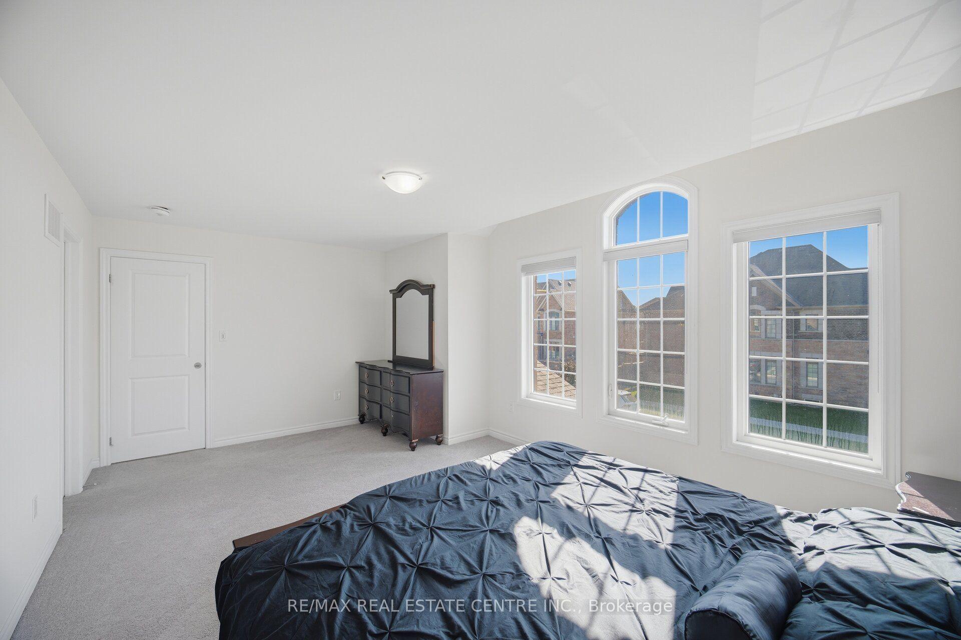 Photo 32 of 30 Tiger Crescent, Brampton, Sandringham-Wellington North — HOMEH