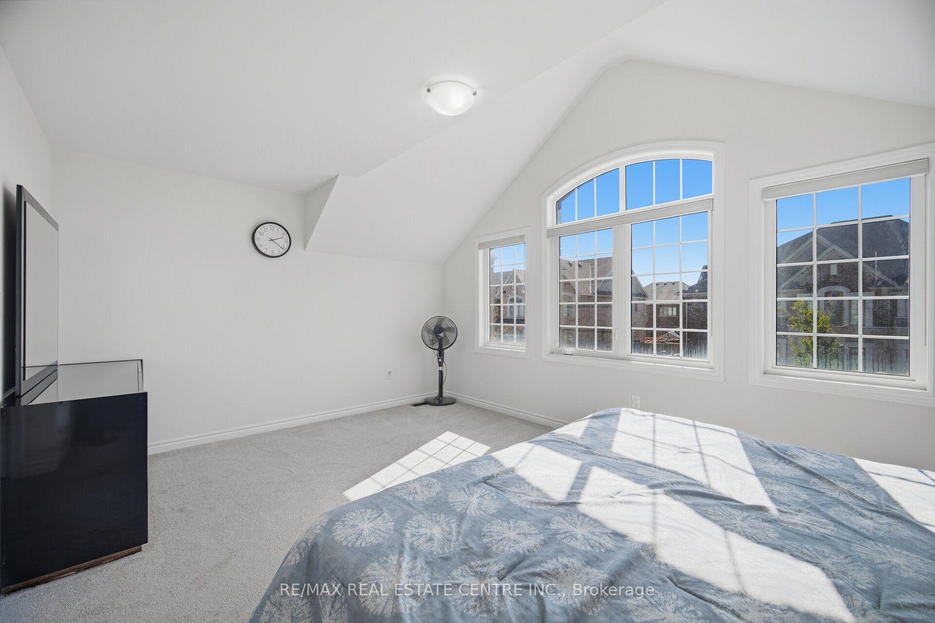 Photo 35 of 30 Tiger Crescent, Brampton, Sandringham-Wellington North — HOMEH