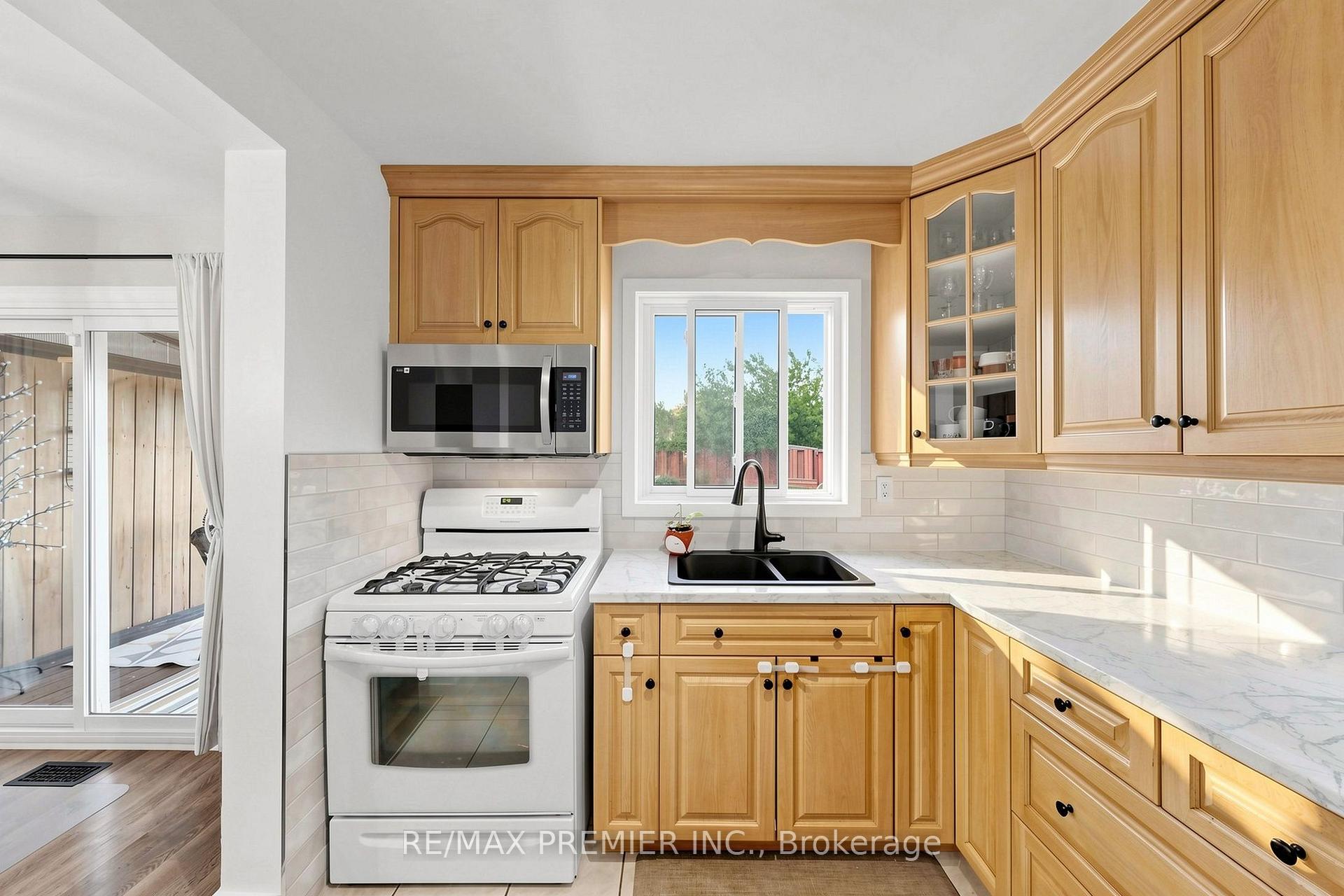 Photo 8 of 151 Moxley Court, Hamilton, Lisgar — HOMEH