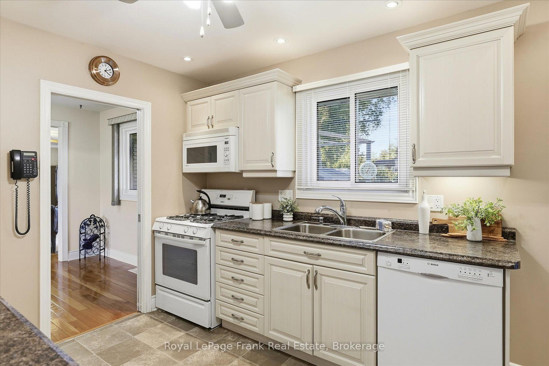 Photo 11 of 362 Simons Avenue, Peterborough, Northcrest Ward 5 — HOMEH