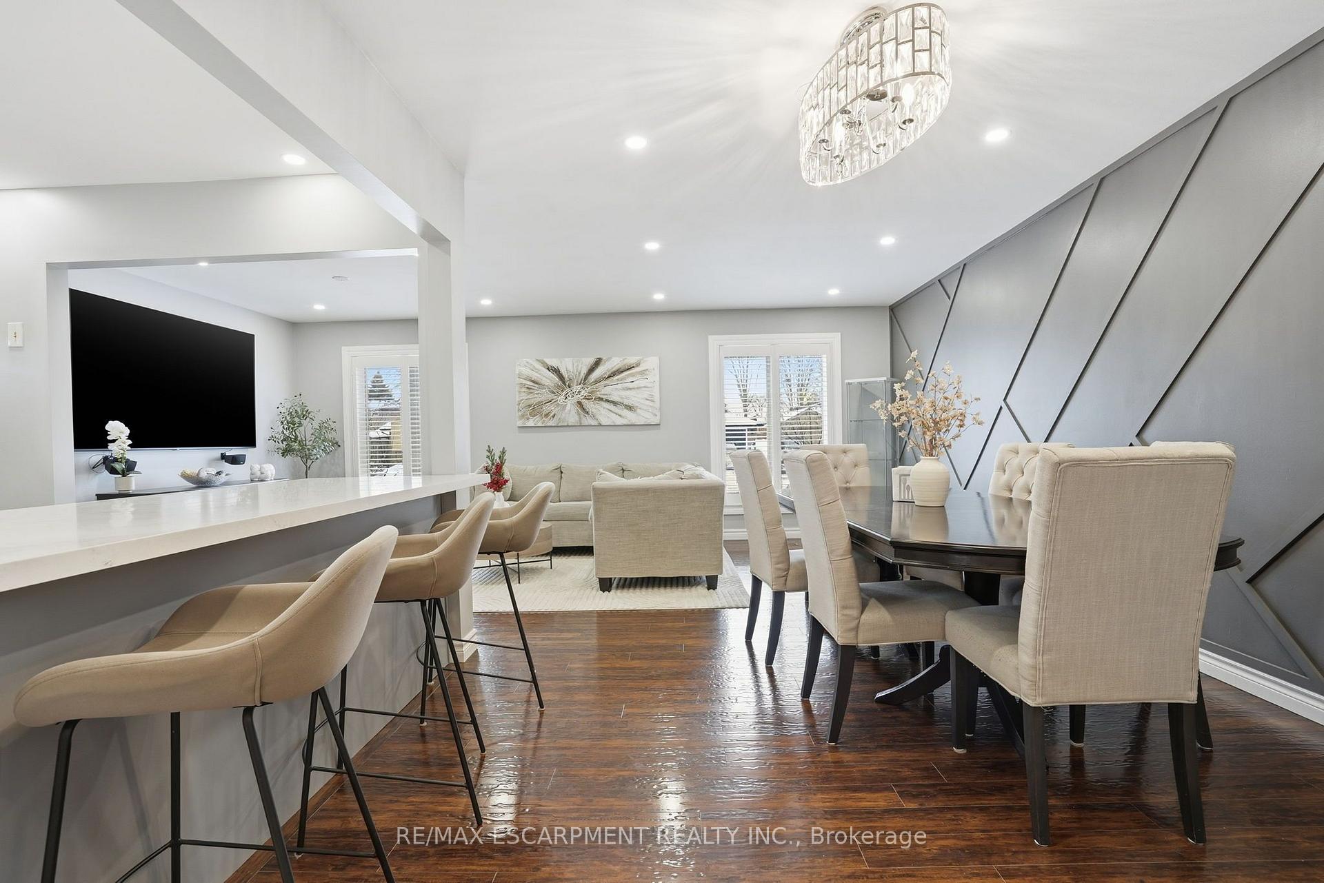 Photo 3 of 95 Chilton Drive, Hamilton, Stoney Creek Mountain — HOMEH