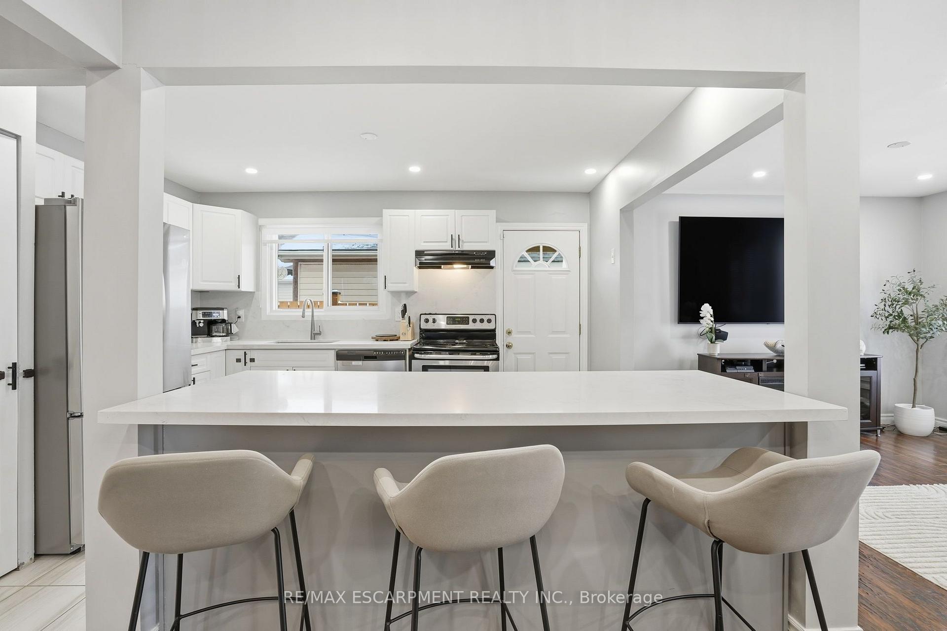 Photo 10 of 95 Chilton Drive, Hamilton, Stoney Creek Mountain — HOMEH