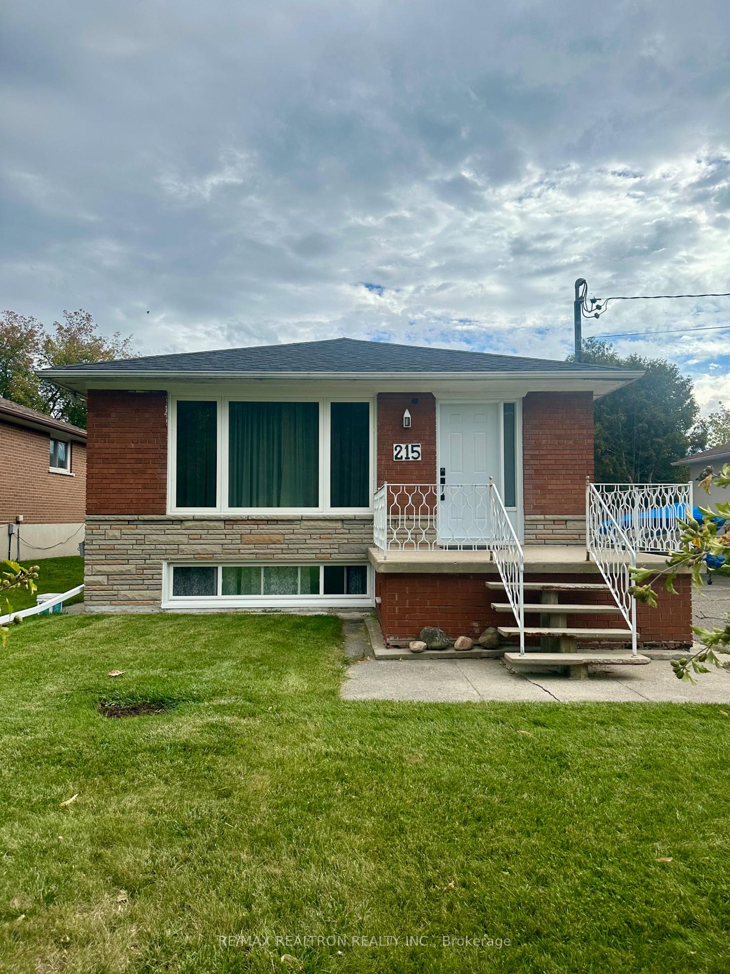 Photo 2 of 215 Poplar Road, Scarborough, West Hill — HOMEH