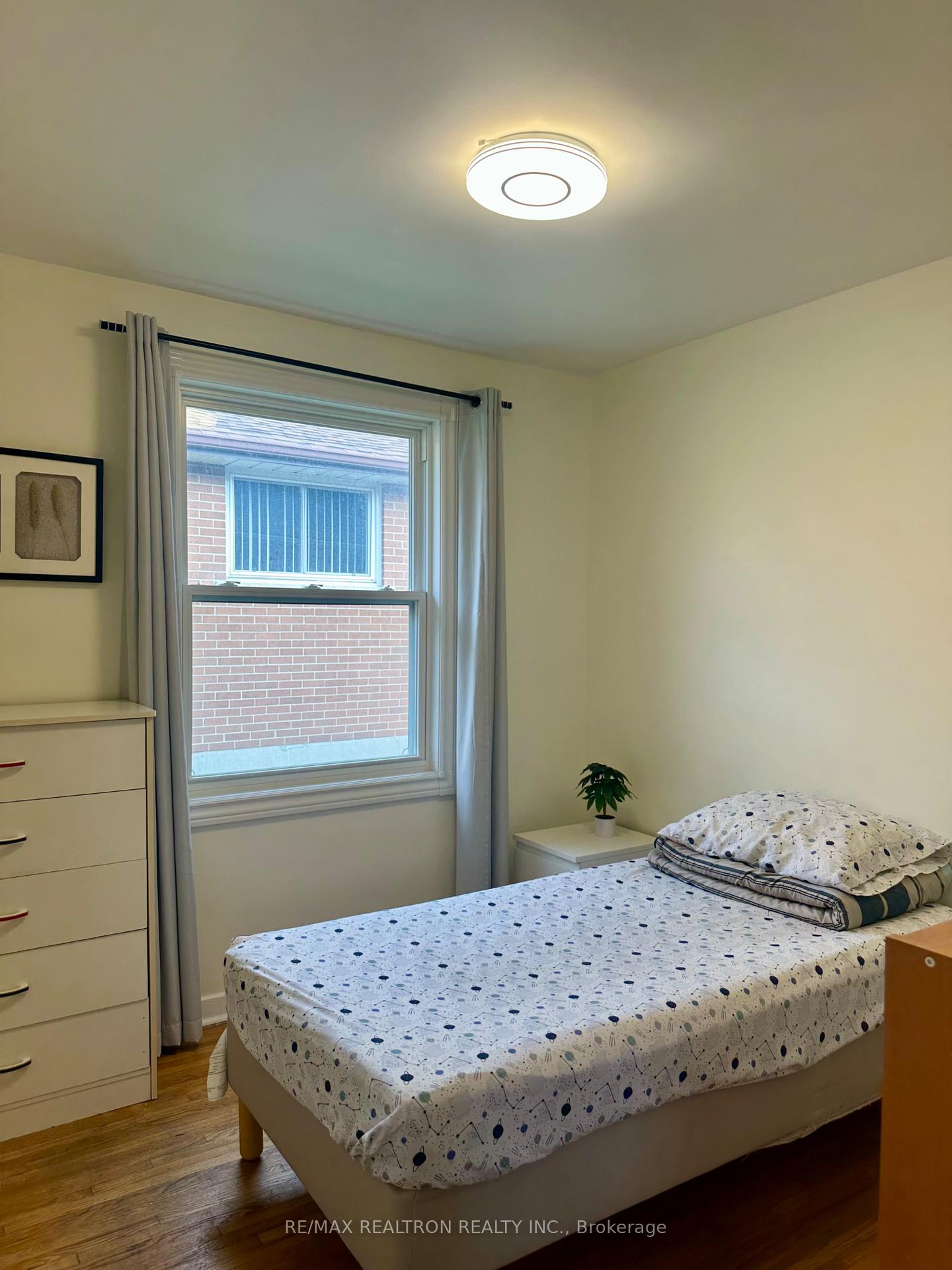 Photo 3 of 215 Poplar Road, Scarborough, West Hill — HOMEH