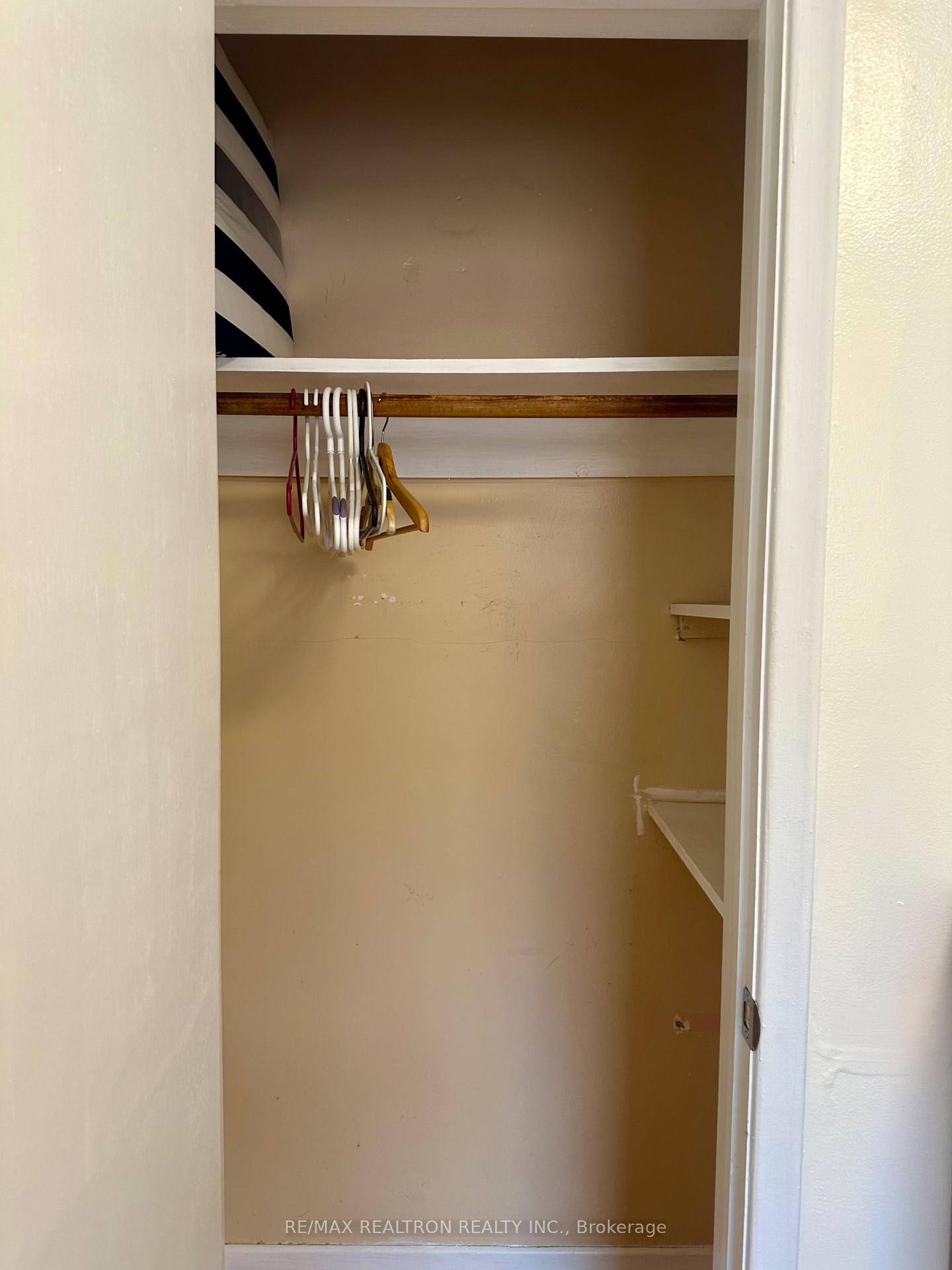 Photo 4 of 215 Poplar Road, Scarborough, West Hill — HOMEH