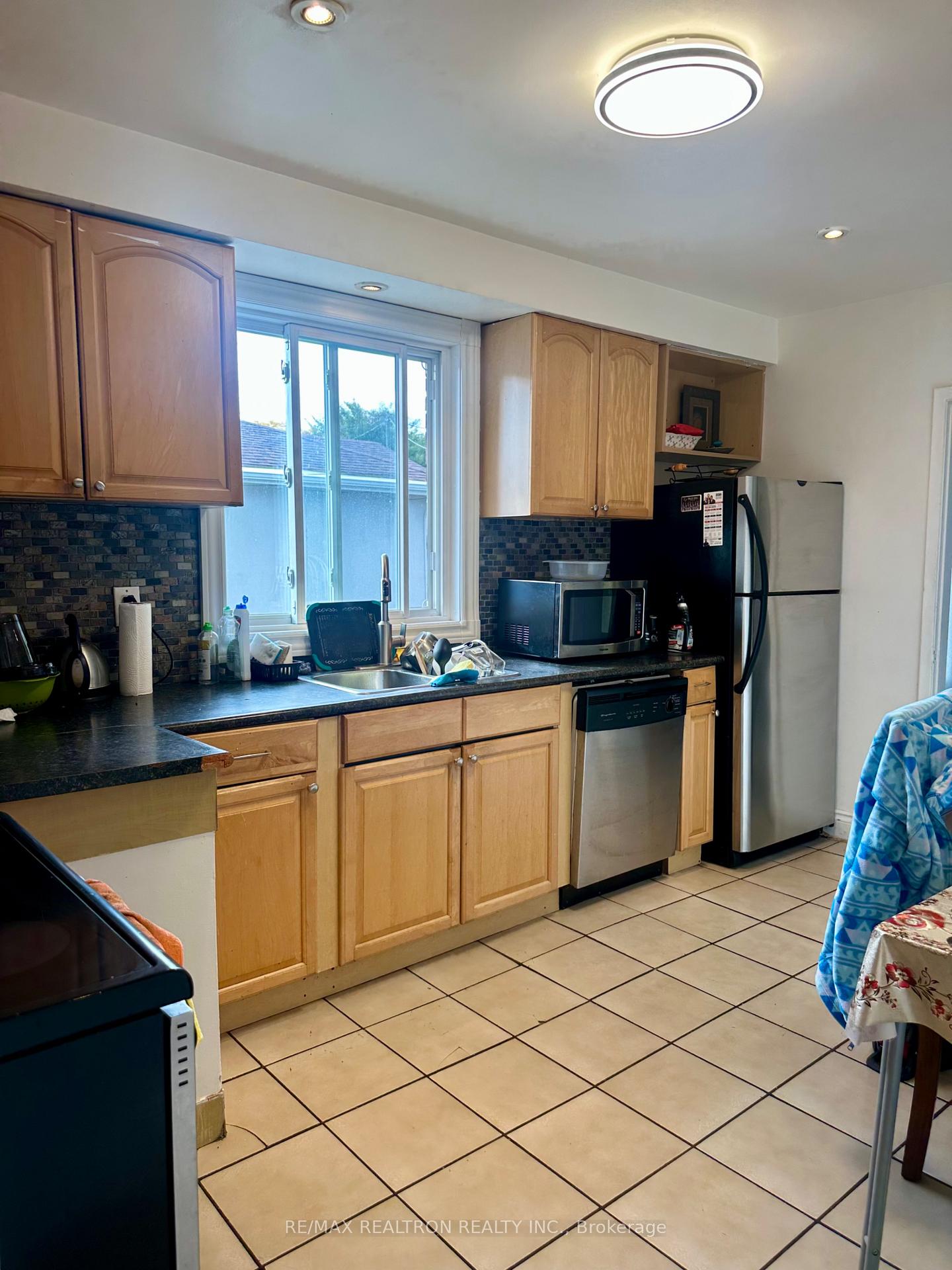 Photo 9 of 215 Poplar Road, Scarborough, West Hill — HOMEH