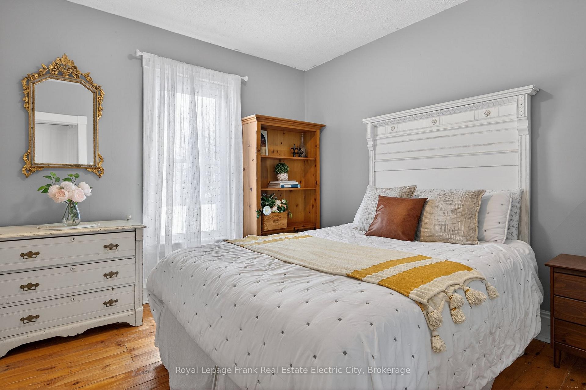 Photo 28 of 647 Bethune Street, Peterborough, Town Ward 3 — HOMEH