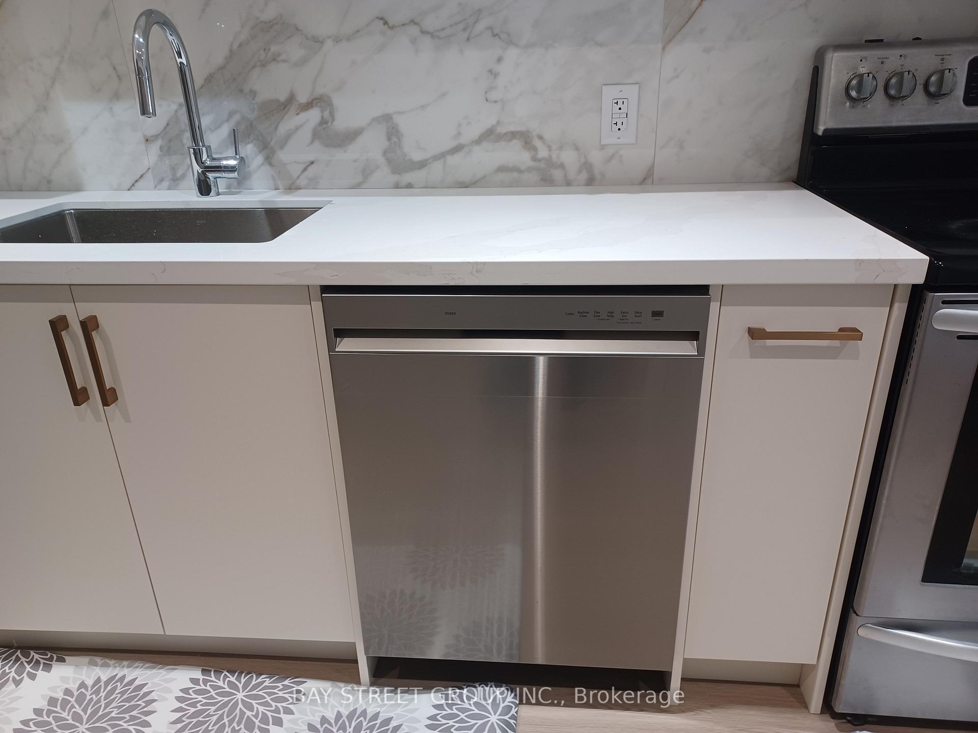 Photo 12 of Unit UNIT 2, 22 Deer Pass Road, East Gwillimbury, Sharon — HOMEH