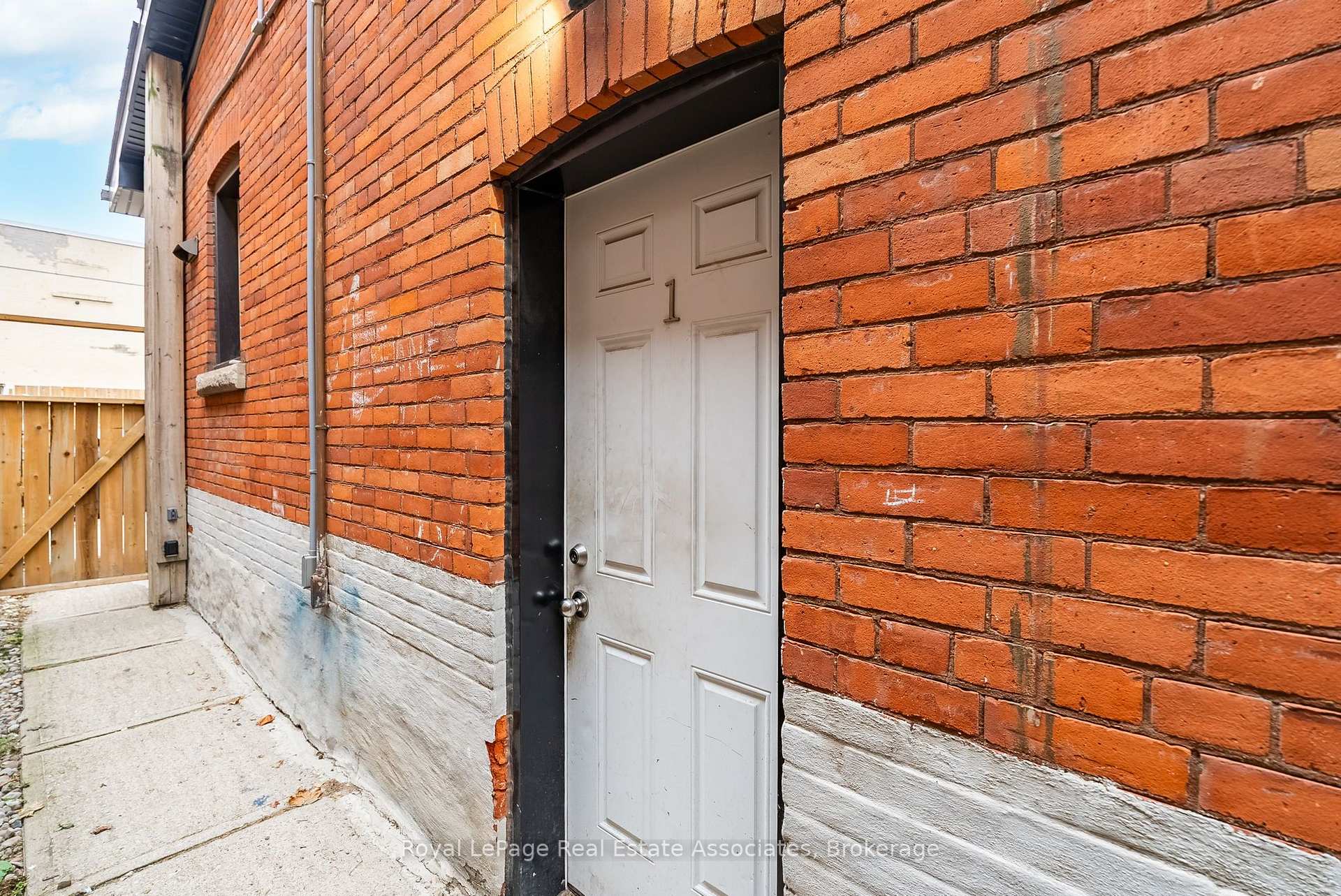 Photo 3 of 526 King Street E, Hamilton, Landsdale — HOMEH